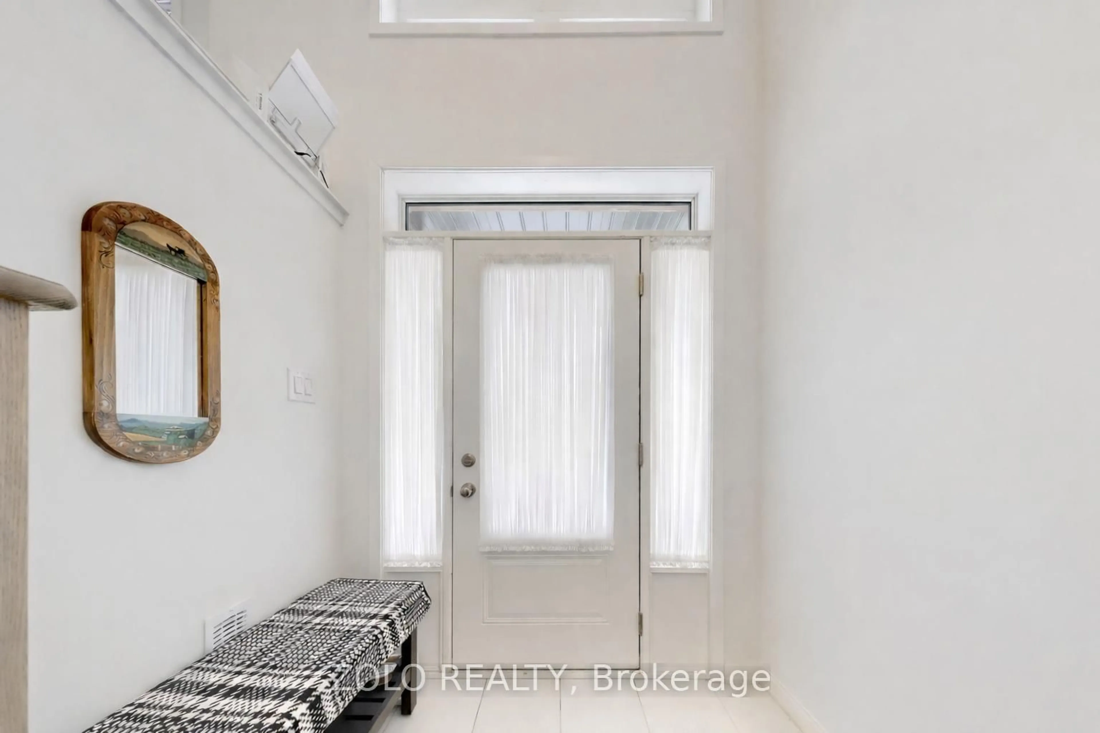 Indoor entryway for 1988 Wilson Rd, Oshawa Ontario L1K 3G4