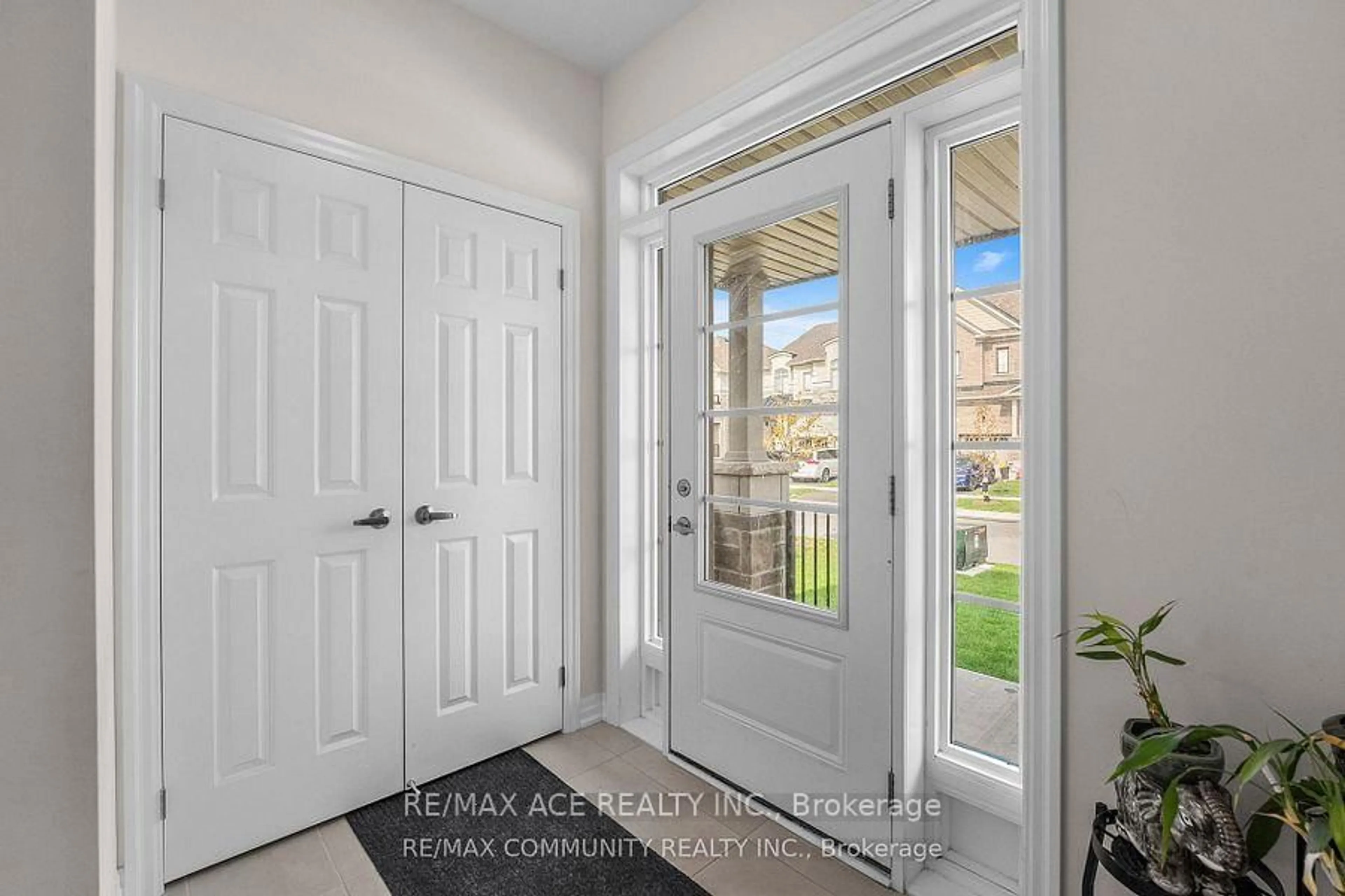 Indoor entryway for 75 Ed Ewert Ave, Clarington Ontario L1B 0W7