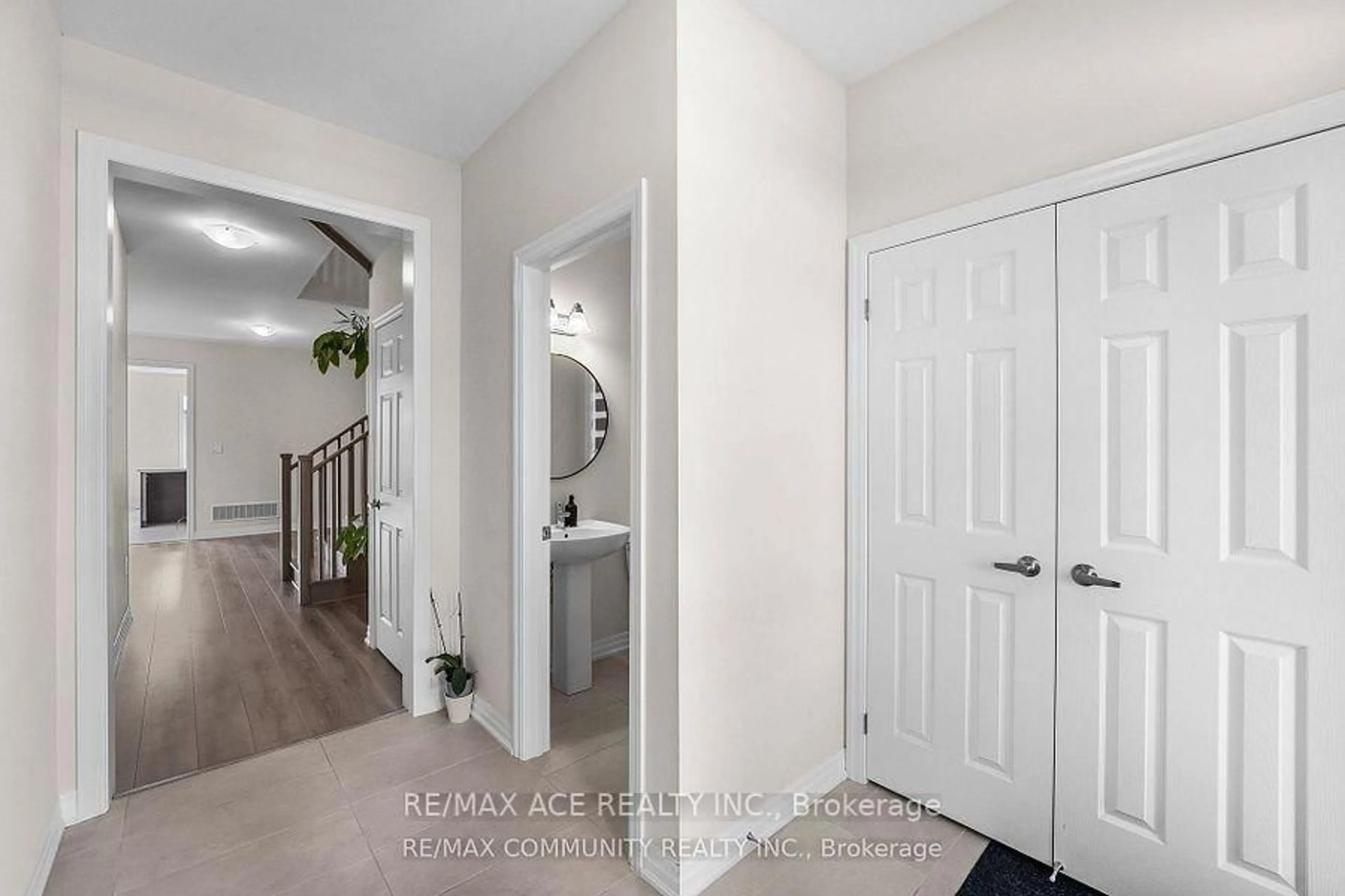 Indoor entryway for 75 Ed Ewert Ave, Clarington Ontario L1B 0W7