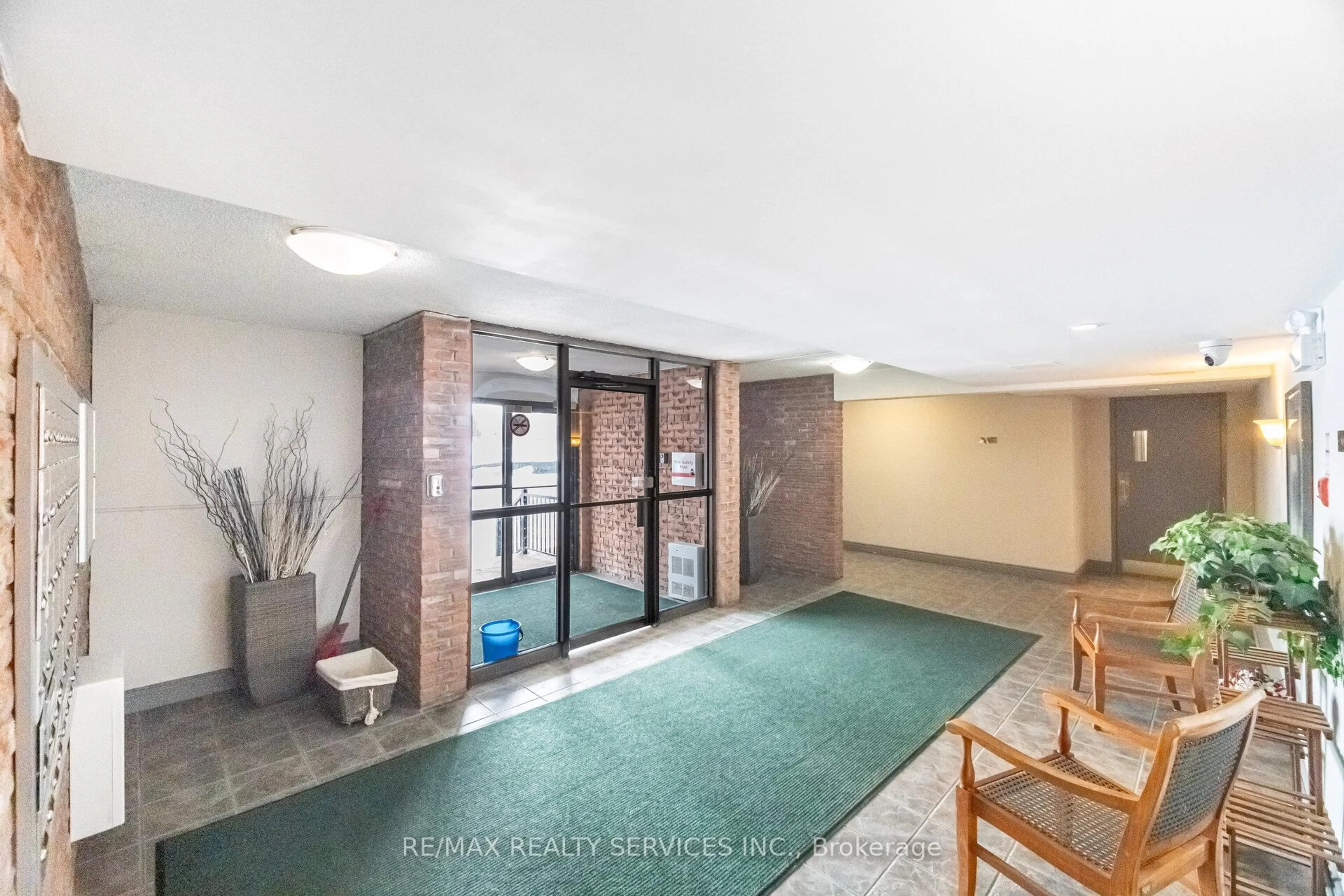 Indoor foyer for 580 Mary St #105, Whitby Ontario L1N 2R3