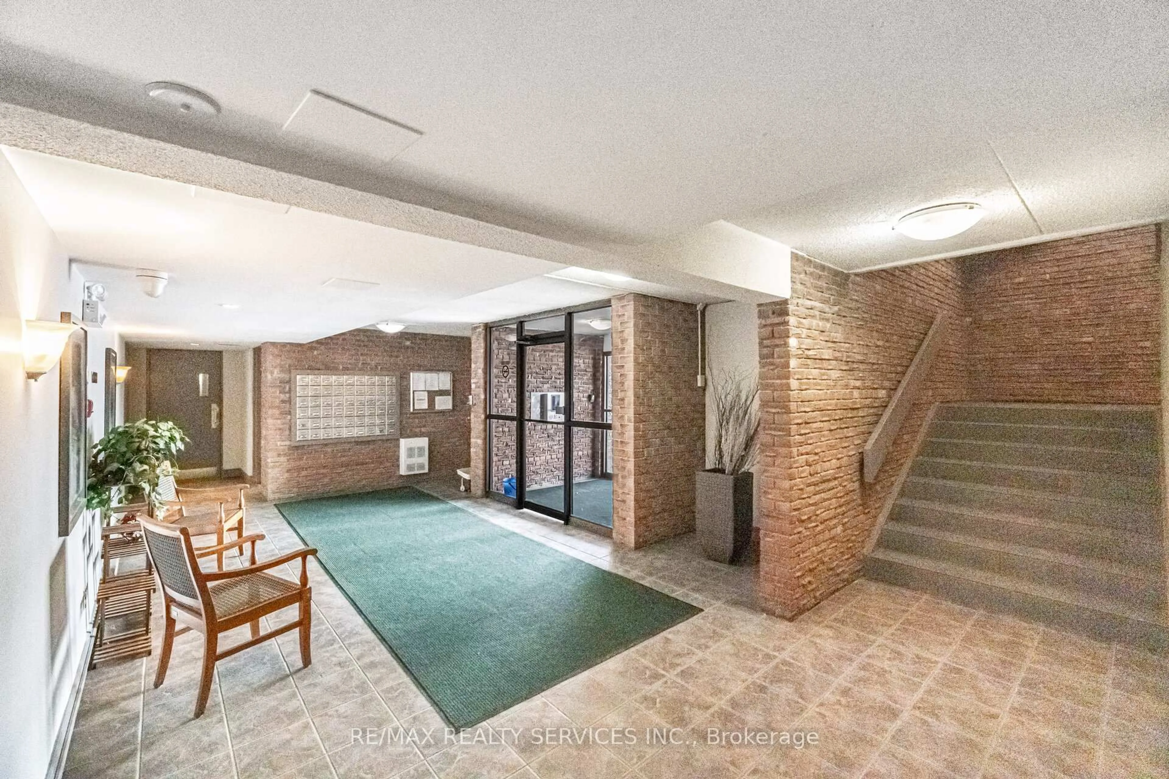 Indoor foyer for 580 Mary St #105, Whitby Ontario L1N 2R3