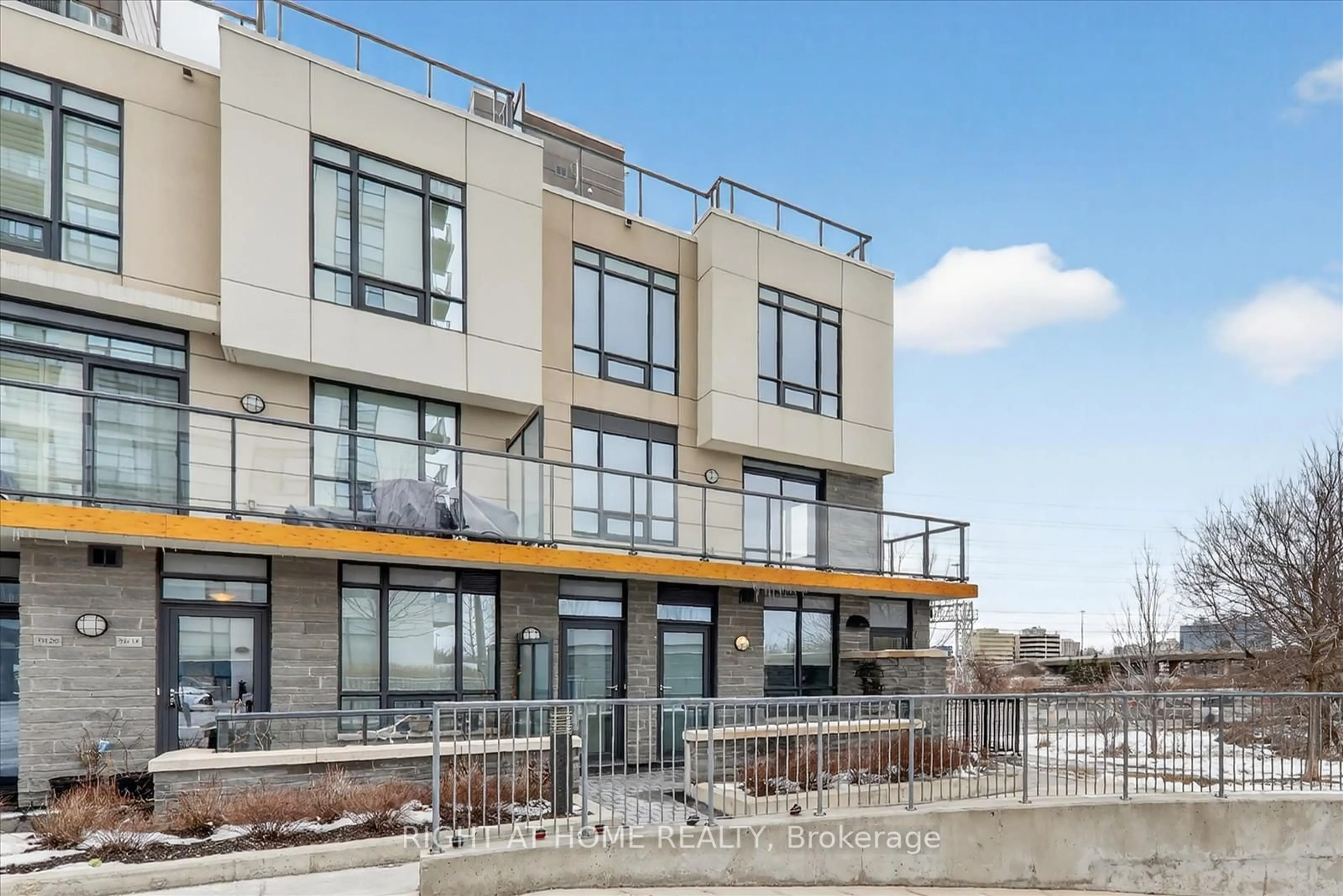 Patio, building for 1245 Bayly St #22, Pickering Ontario L1W 0B5