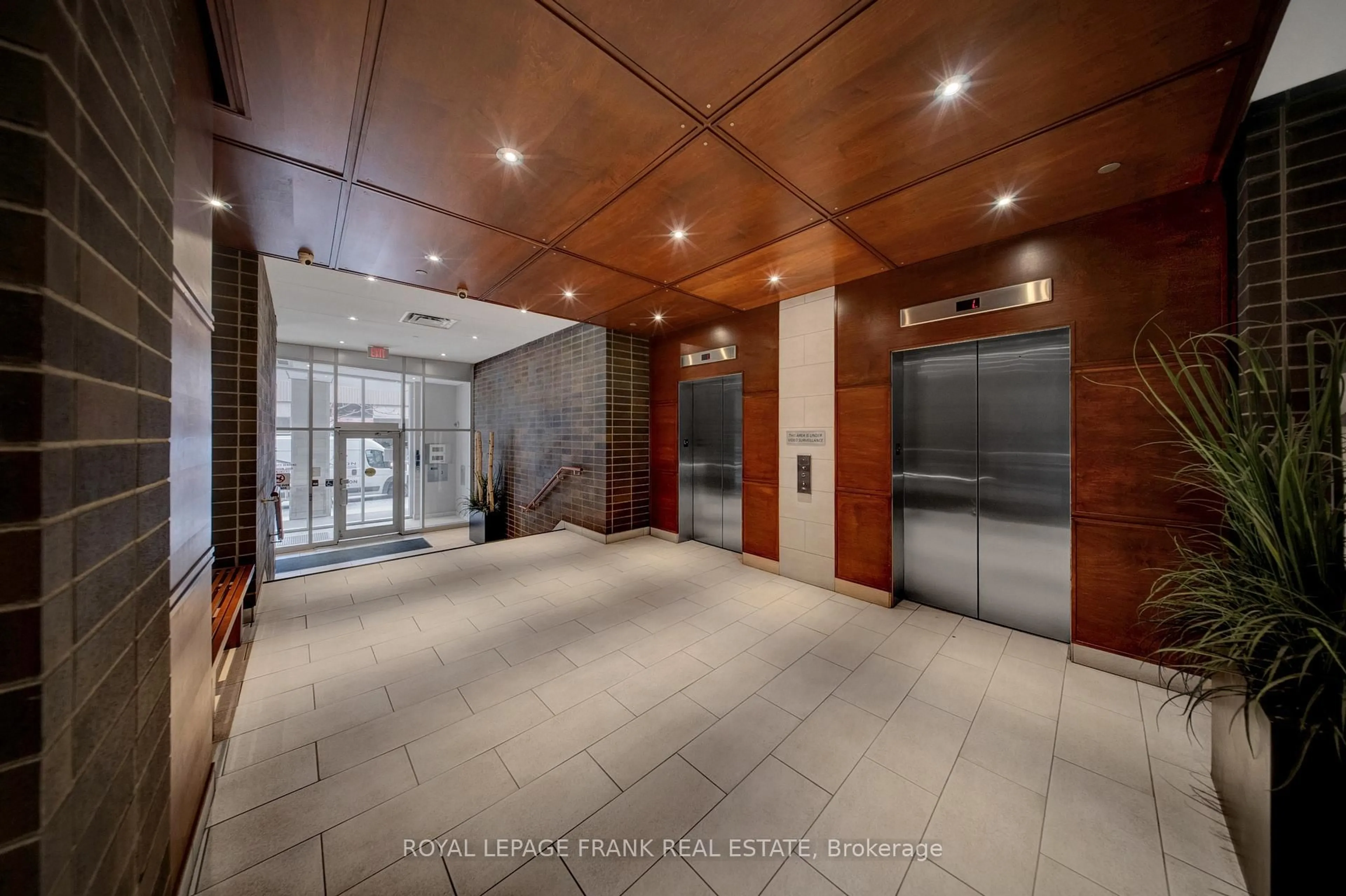 Indoor foyer for 44 Bond St #306, Oshawa Ontario L1G 6R2