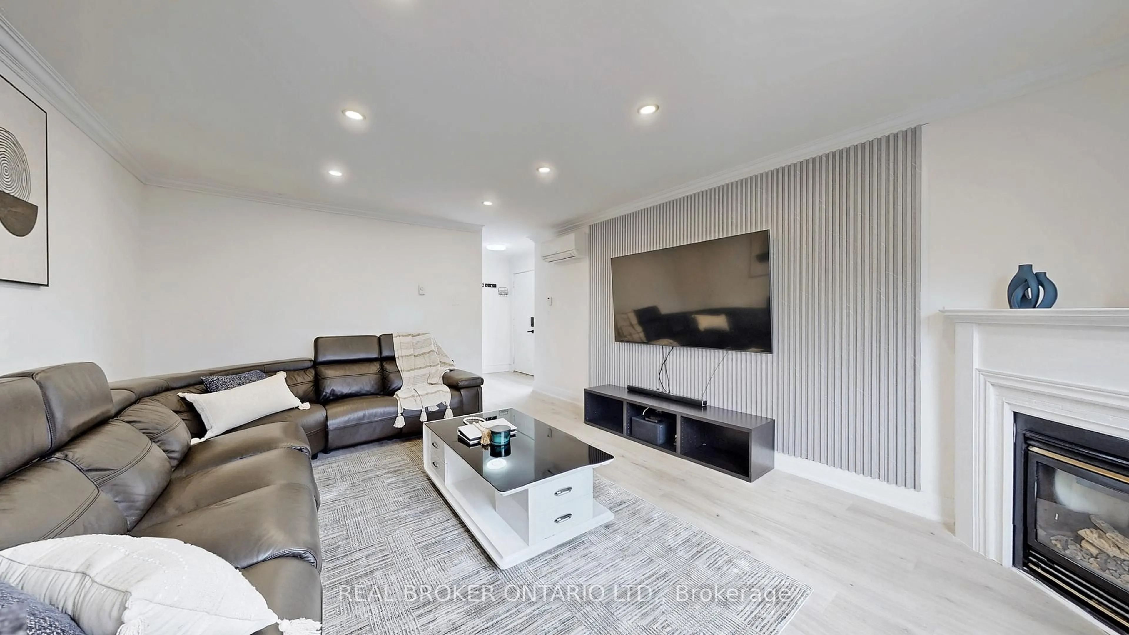 Living room with furniture, unknown for 909 King St #26, Oshawa Ontario L1J 2L4