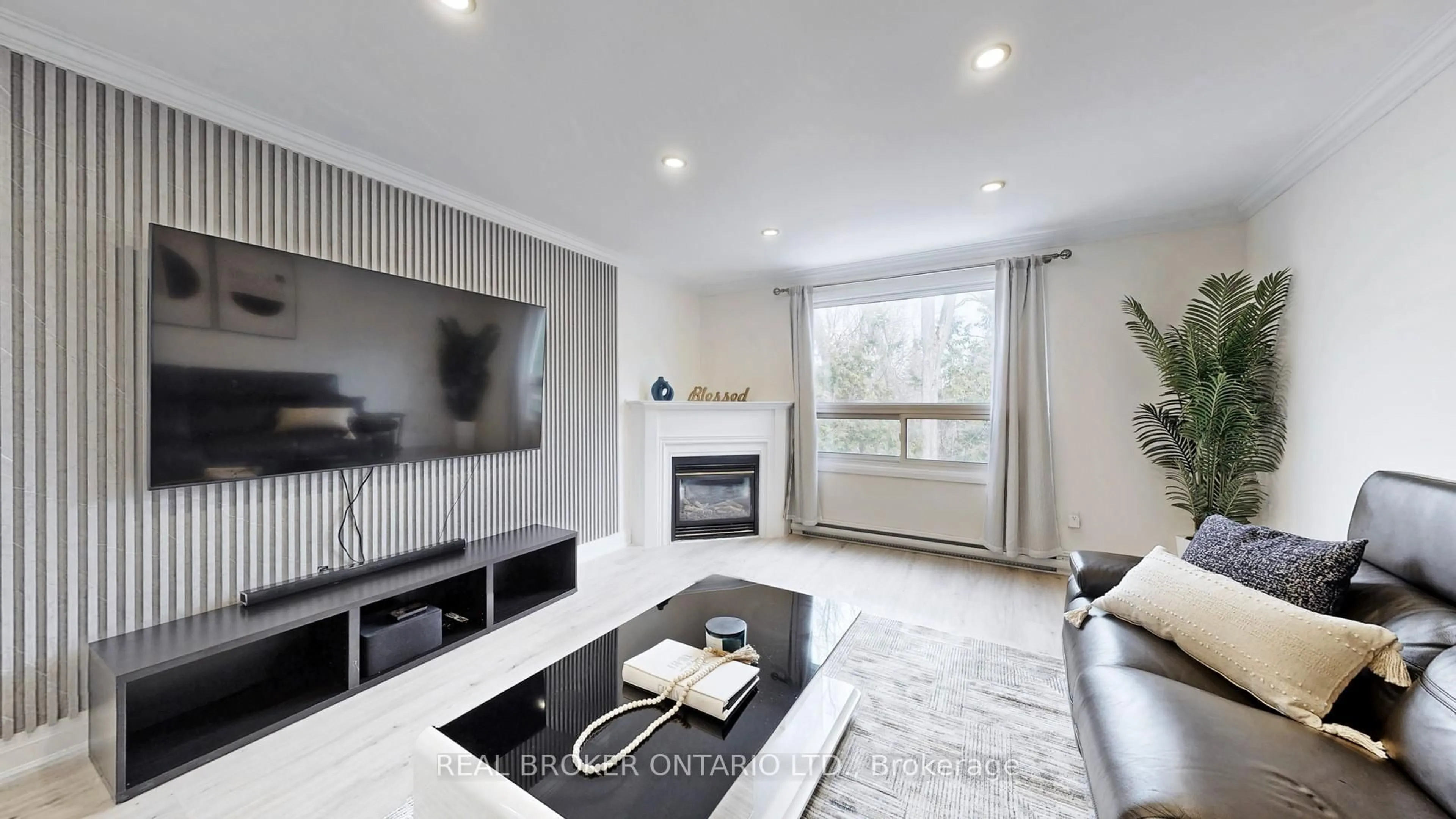 Living room with furniture, unknown for 909 King St #26, Oshawa Ontario L1J 2L4