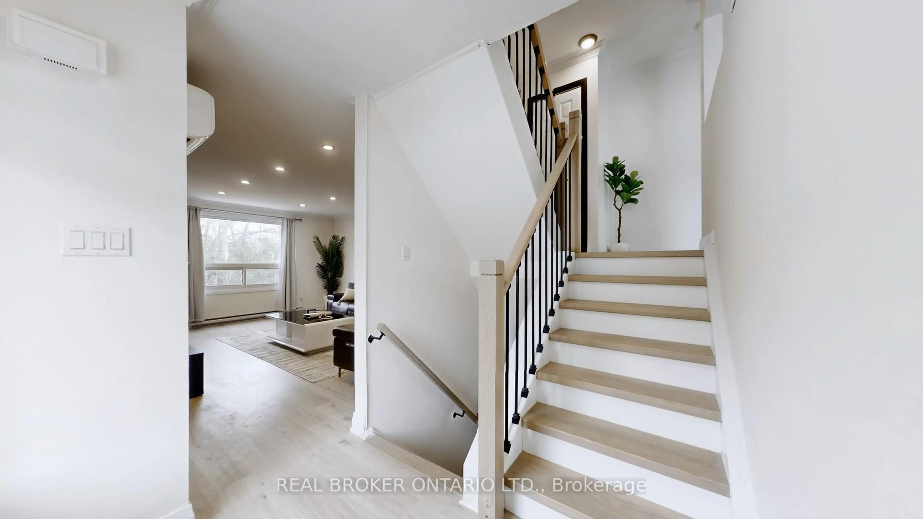 Indoor foyer for 909 King St #26, Oshawa Ontario L1J 2L4