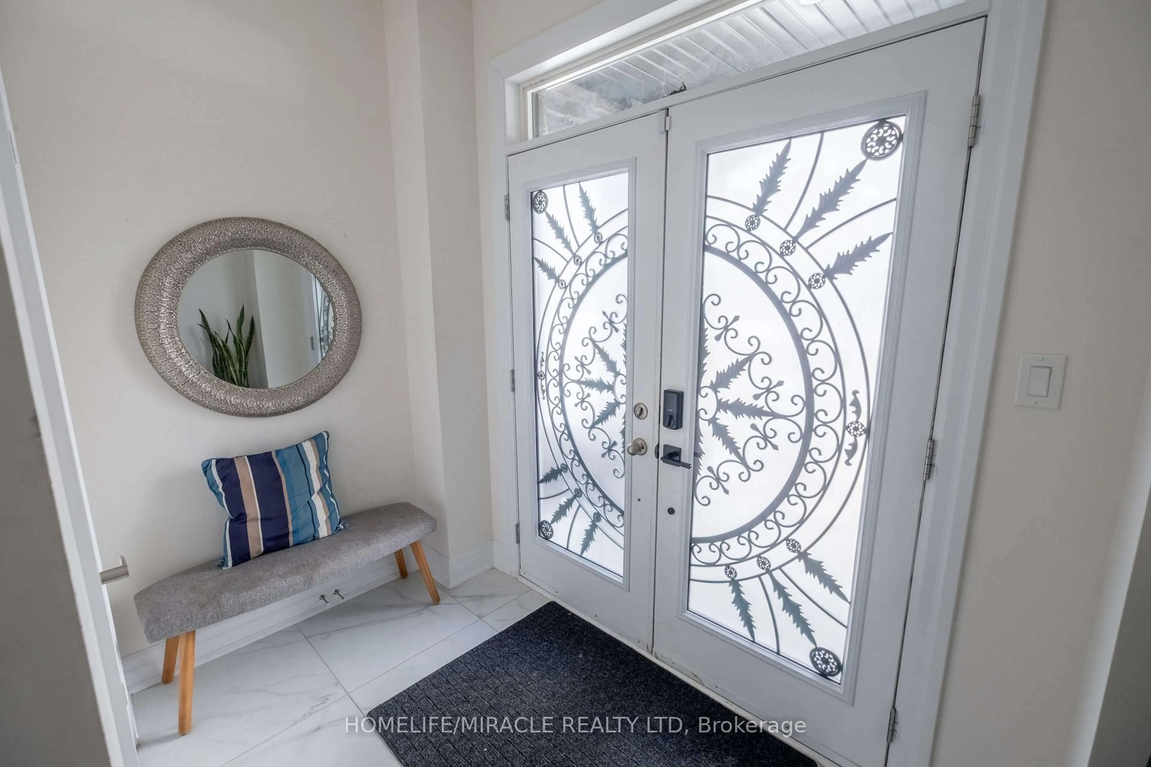 Indoor entryway for 1214 Shankel Rd, Oshawa Ontario L1K 3G2