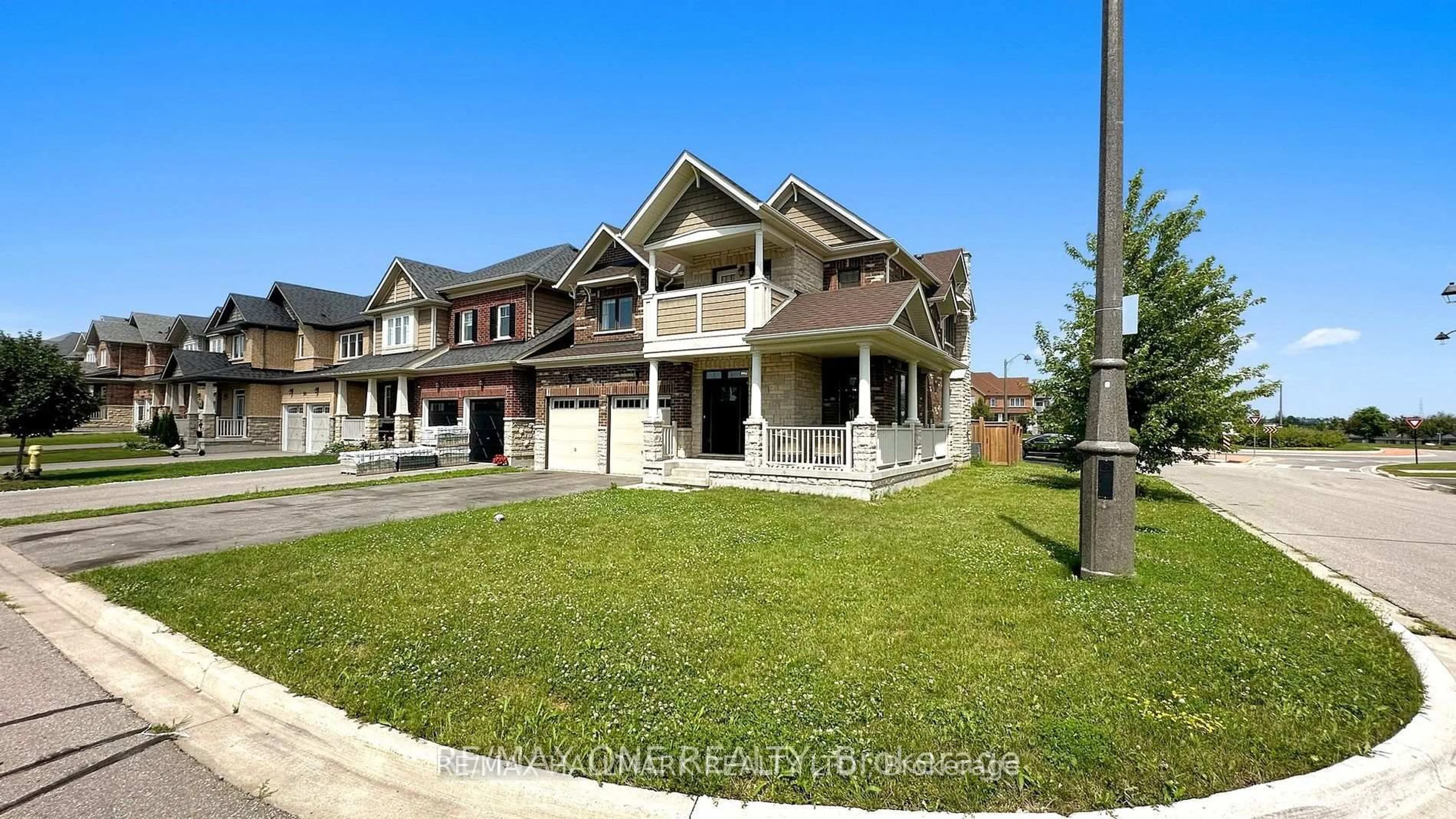 A pic from outside/outdoor area/front of a property/back of a property/a pic from drone, street for 270 Symington Ave, Oshawa Ontario L1L 0J9