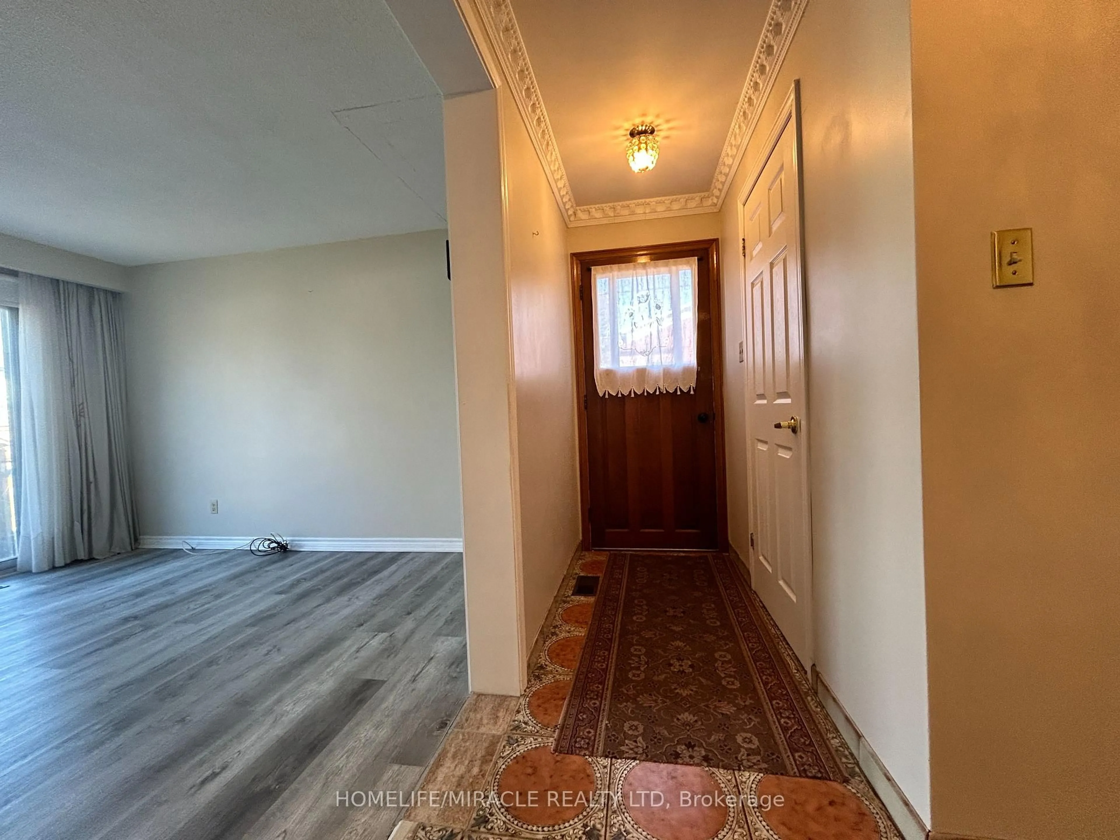 Indoor entryway for 97 Reidmount Ave #97, Toronto Ontario M1S 1B6