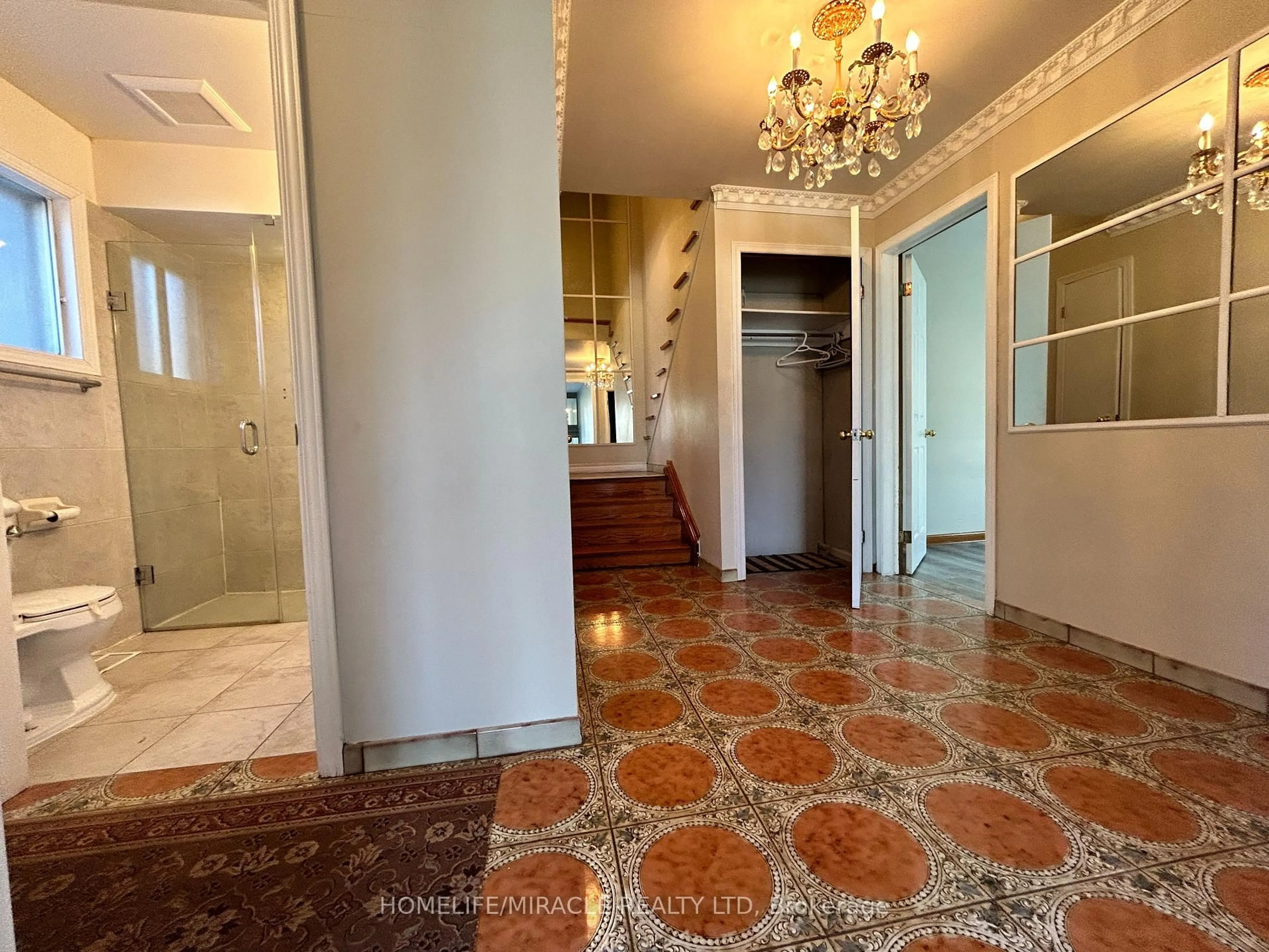 Indoor foyer for 97 Reidmount Ave #97, Toronto Ontario M1S 1B6