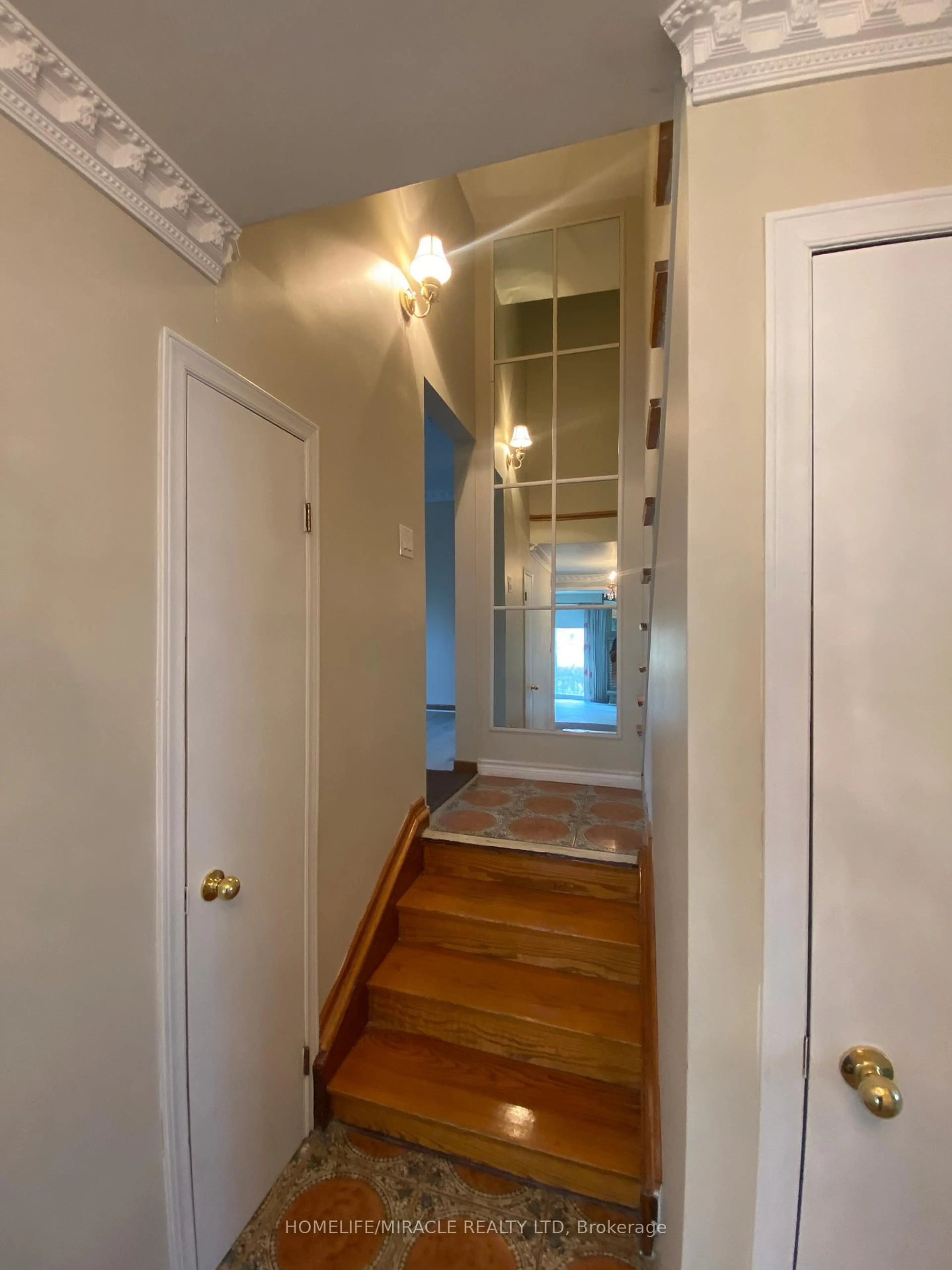 Indoor entryway for 97 Reidmount Ave #97, Toronto Ontario M1S 1B6