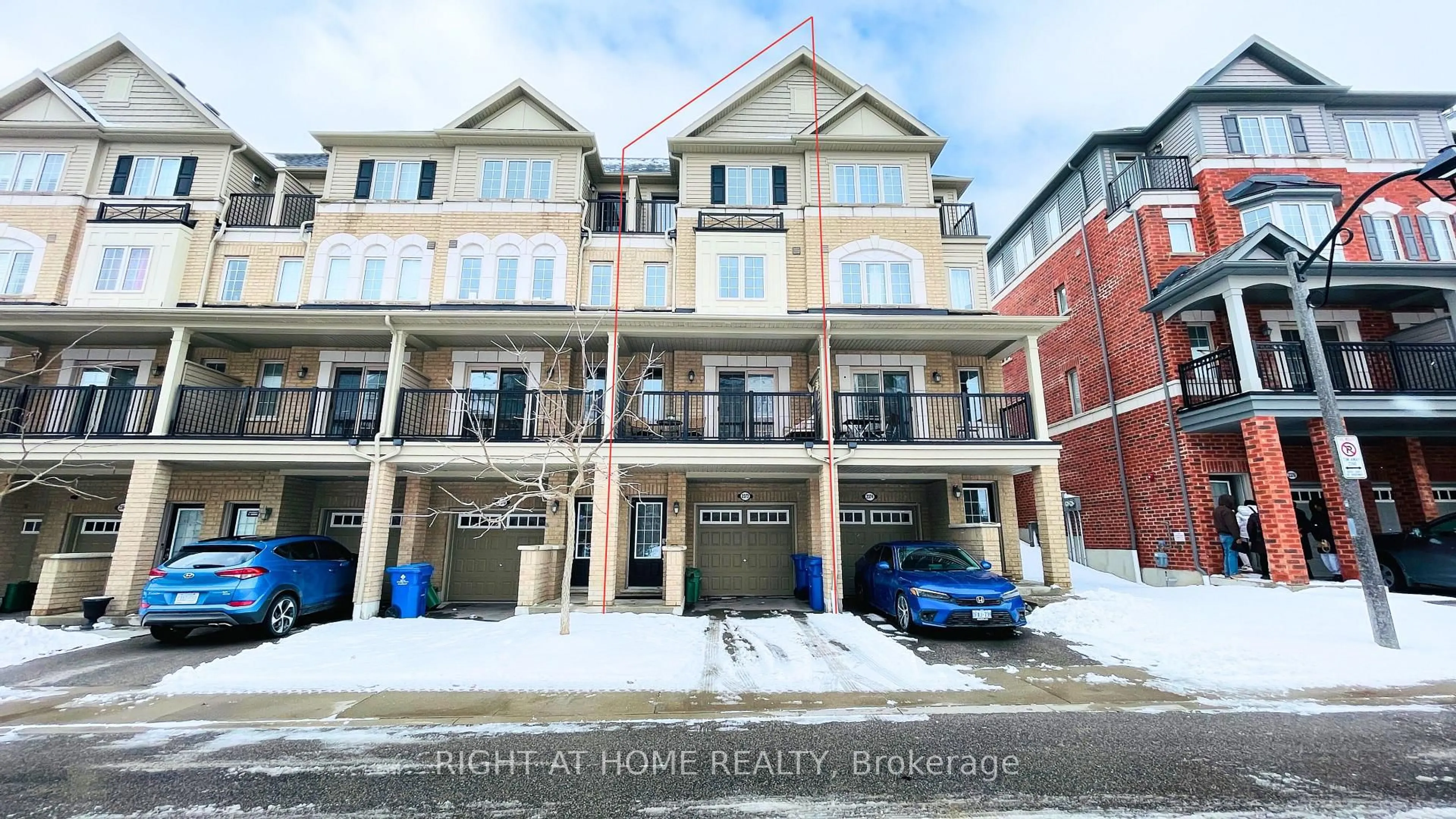 A pic from outside/outdoor area/front of a property/back of a property/a pic from drone, unknown for 2372 Chevron Prince Path, Oshawa Ontario L1L 0K9