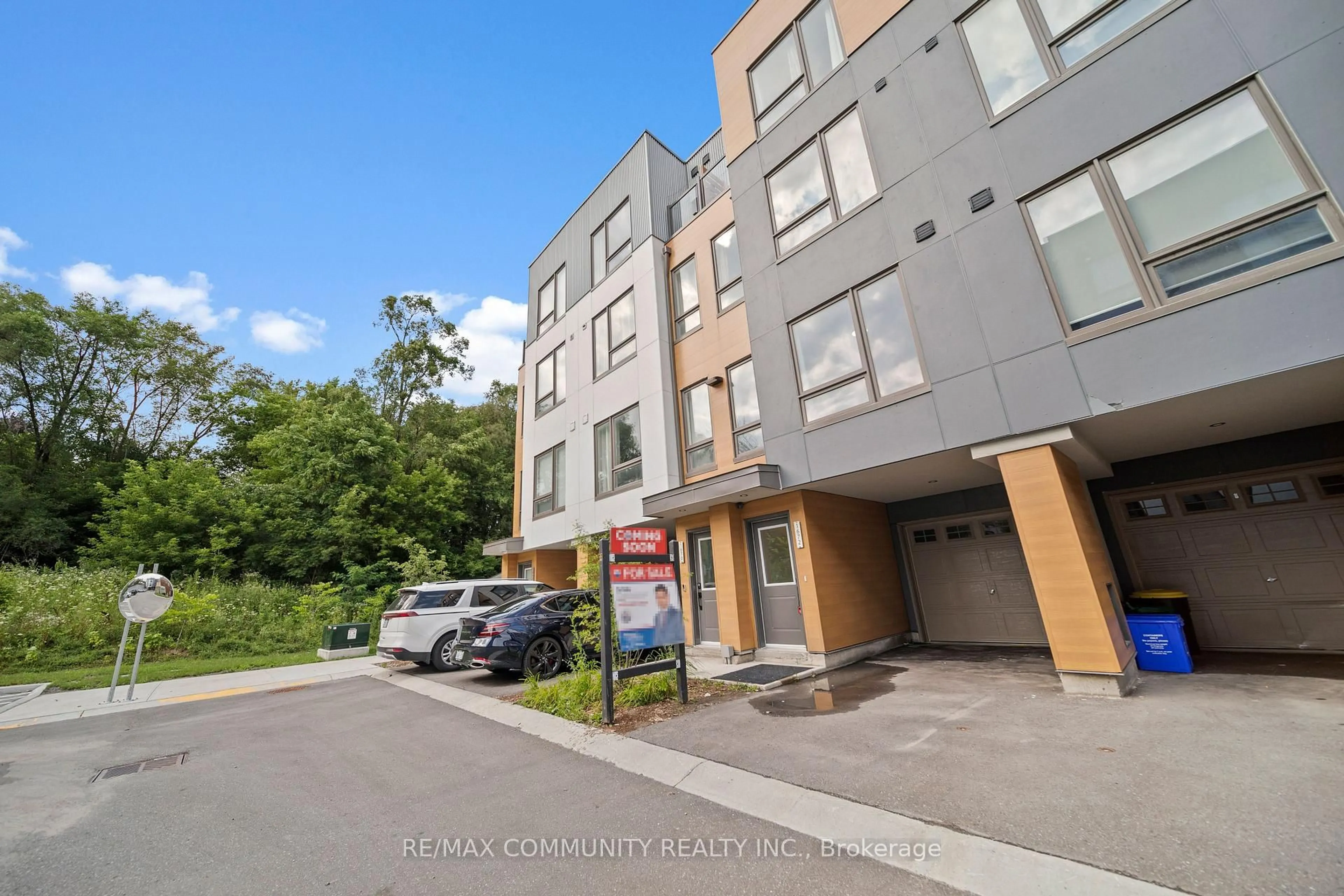 A pic from outside/outdoor area/front of a property/back of a property/a pic from drone, street for 1672 Pleasure Valley Path, Oshawa Ontario L1G 0E3