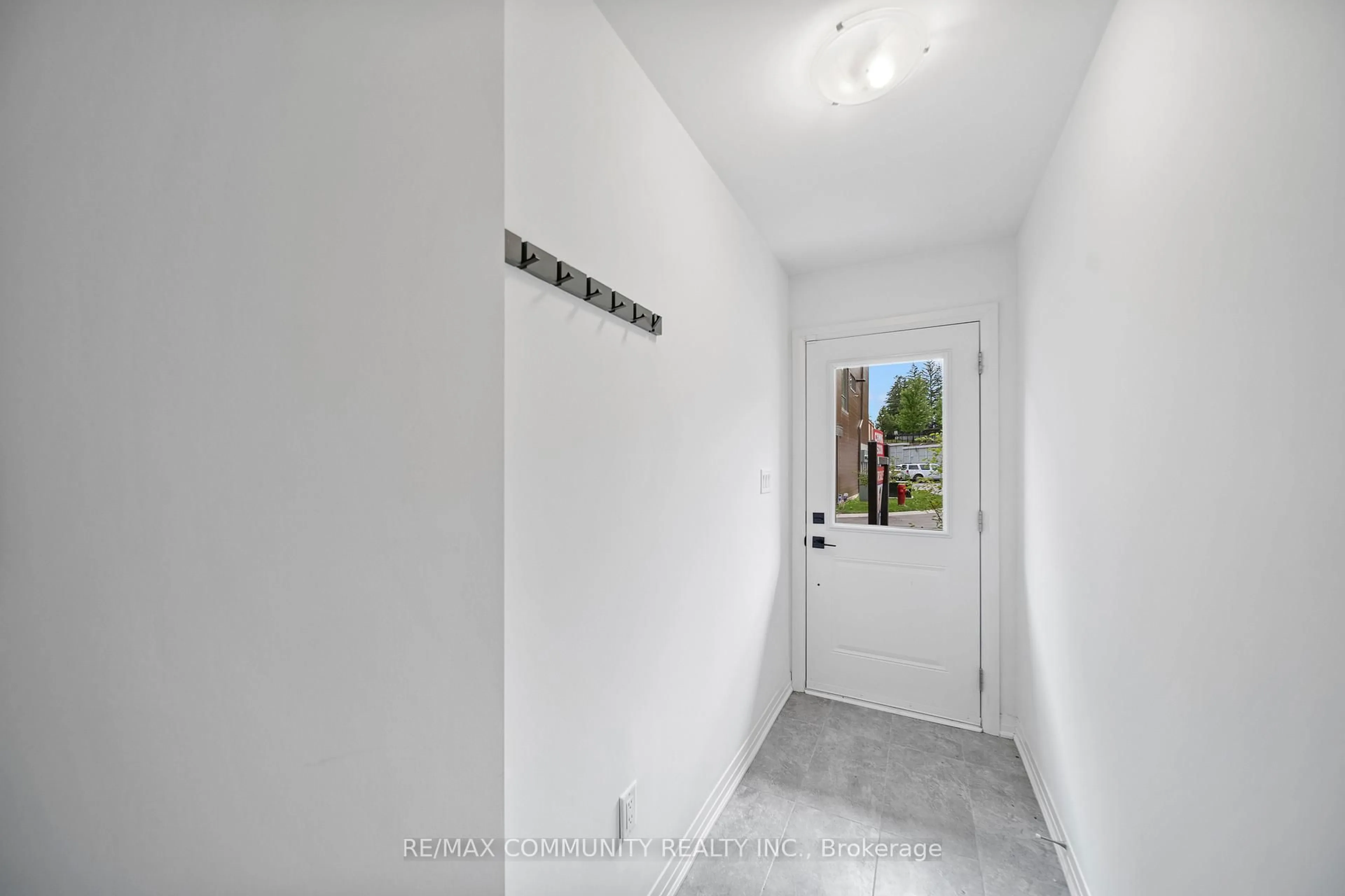 Indoor entryway for 1672 Pleasure Valley Path, Oshawa Ontario L1G 0E3