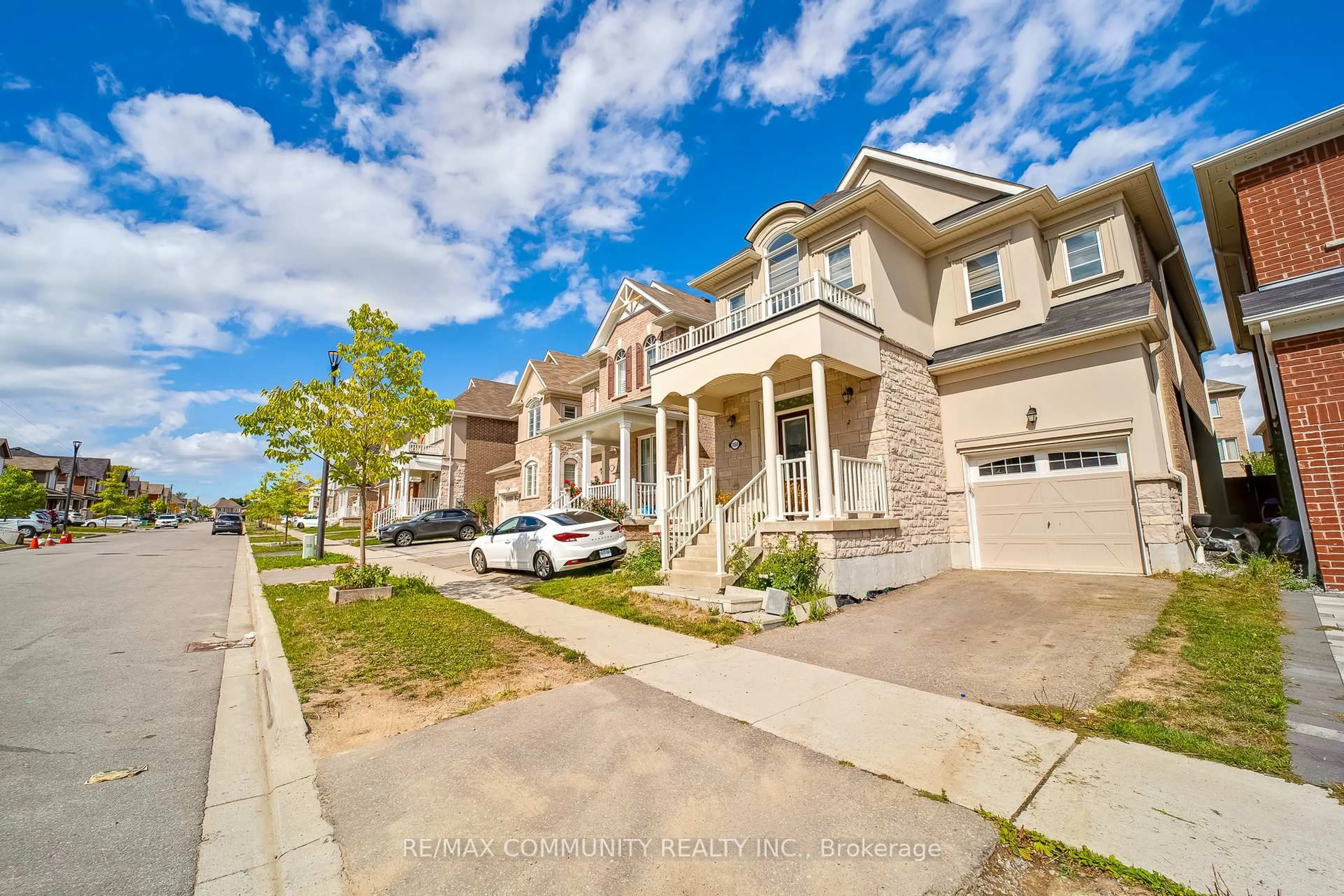 A pic from outside/outdoor area/front of a property/back of a property/a pic from drone, street for 1064 Cameo St, Pickering Ontario L1X 0G2
