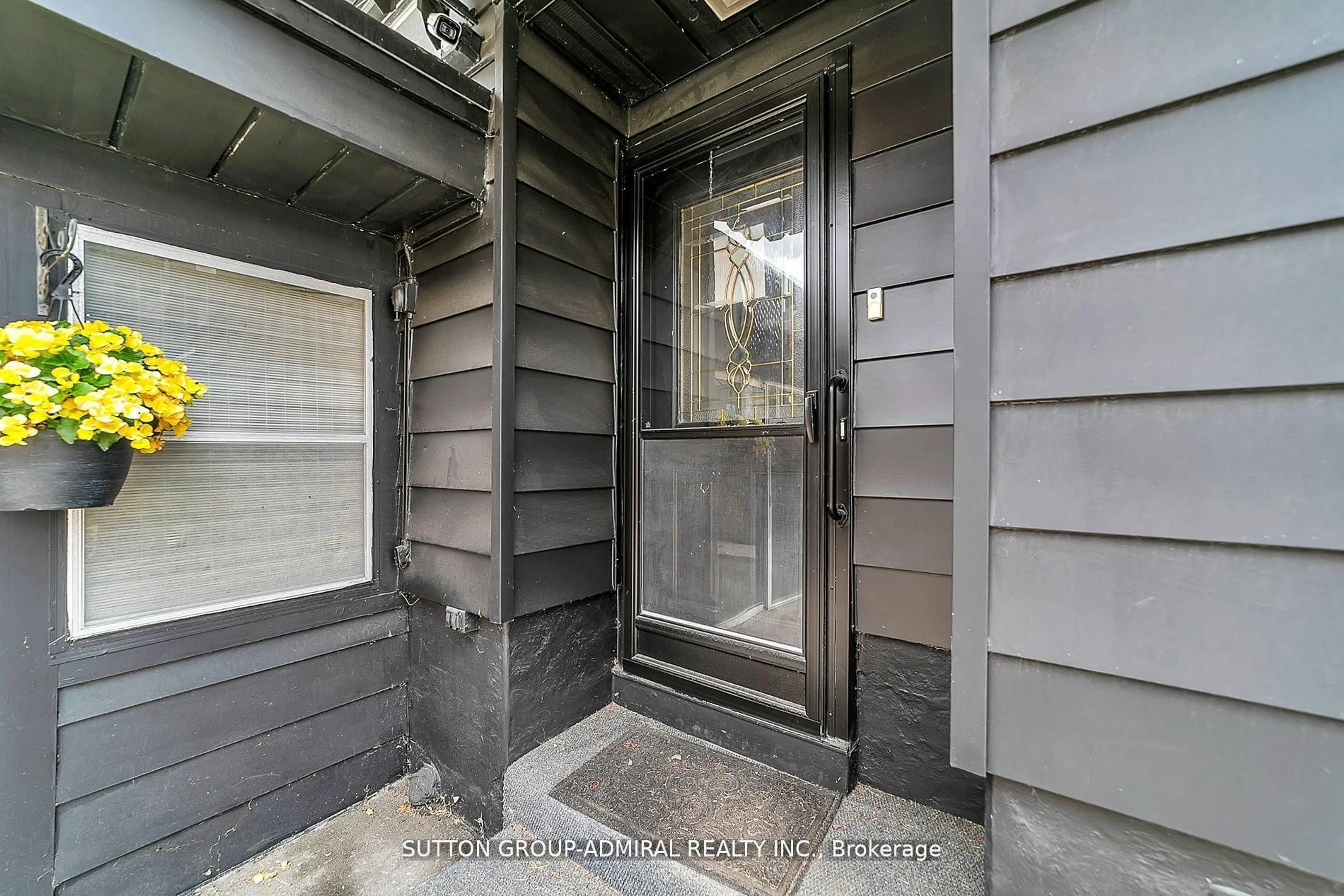 Indoor entryway for 212 St. Peter St, Whitby Ontario L1N 1J3