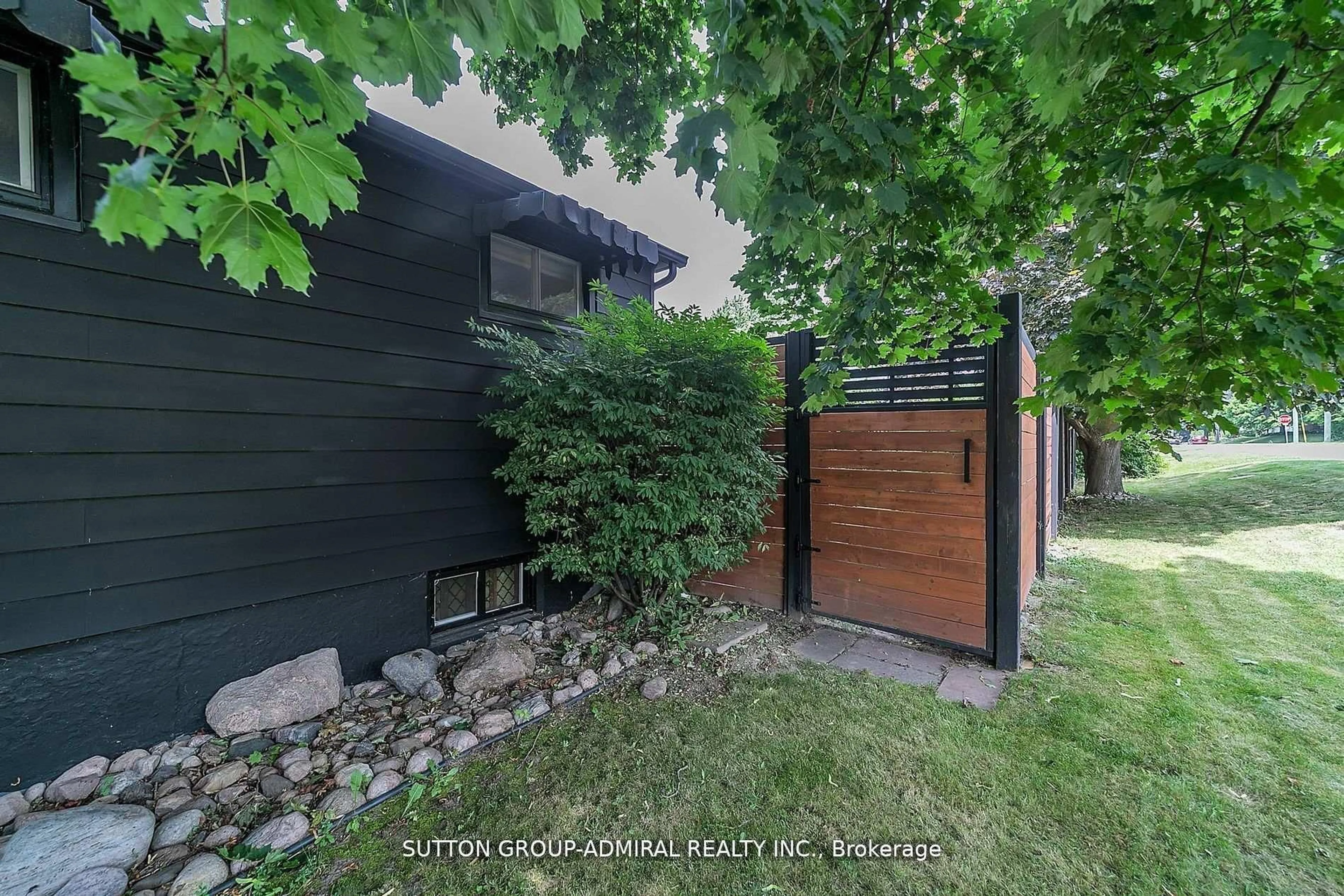 Unknown for 212 St. Peter St, Whitby Ontario L1N 1J3