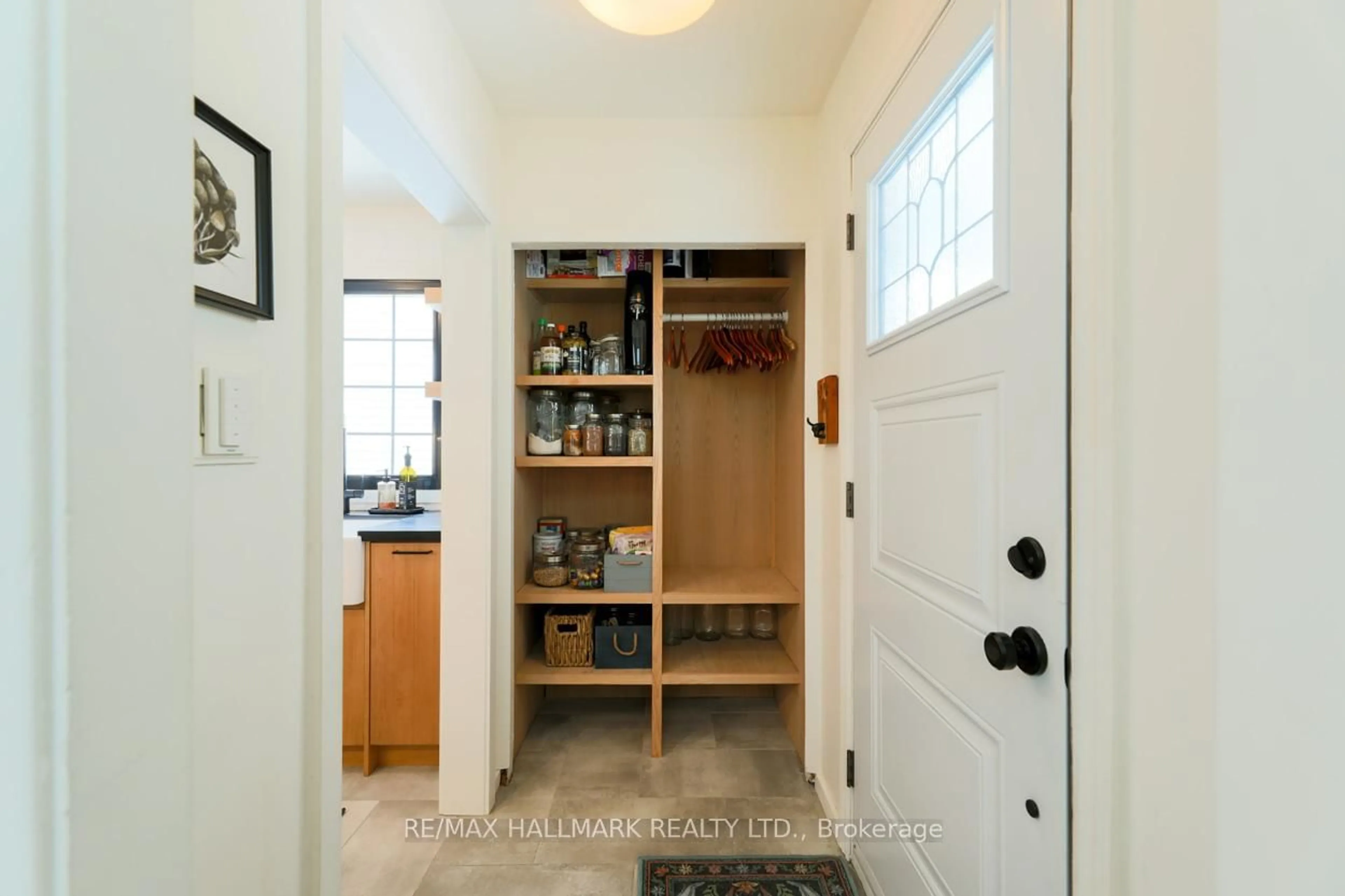 Indoor entryway for 6 Warvet Cres, Toronto Ontario M4B 1P3