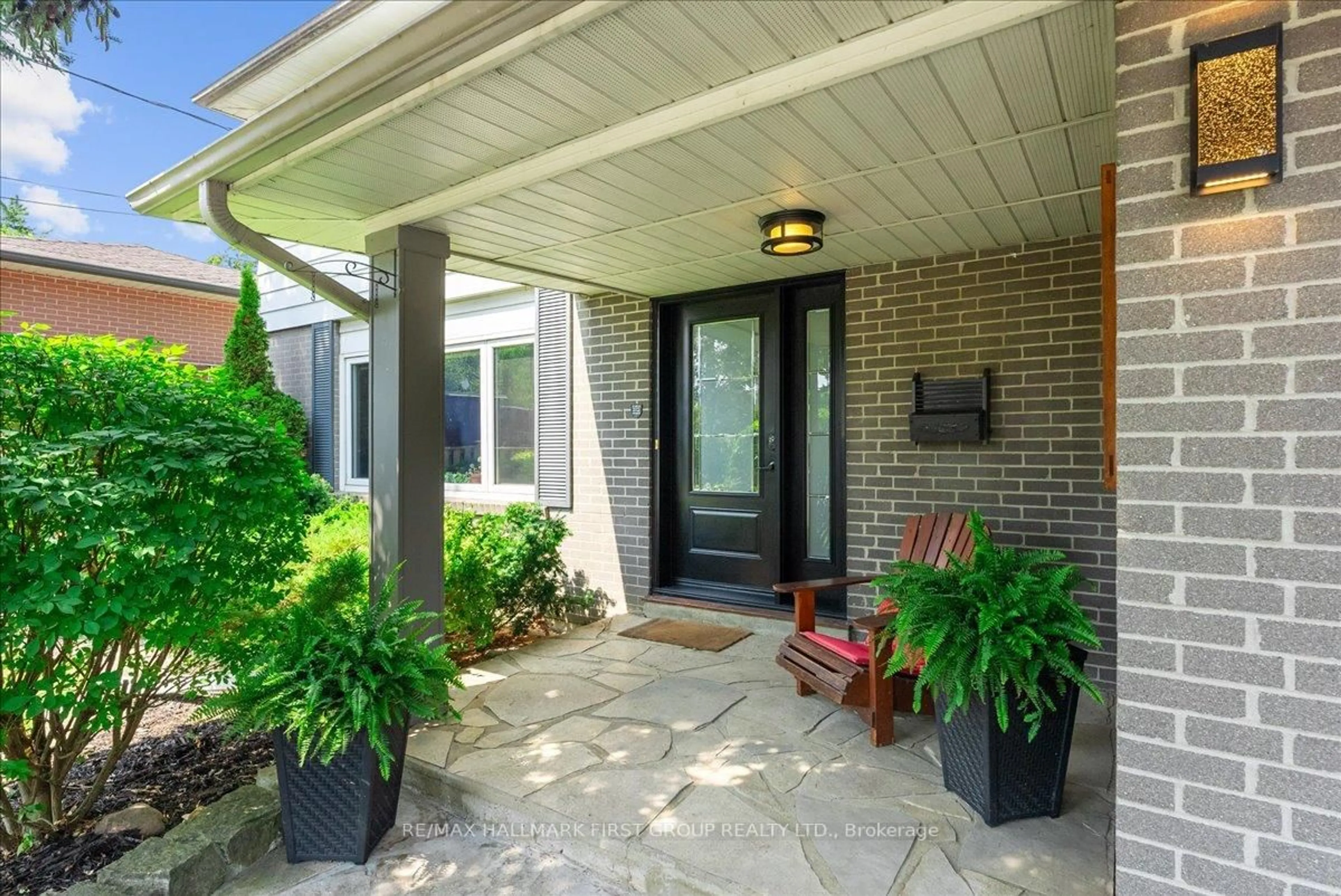 Indoor entryway for 820 Sanok Dr, Pickering Ontario L1W 2R2