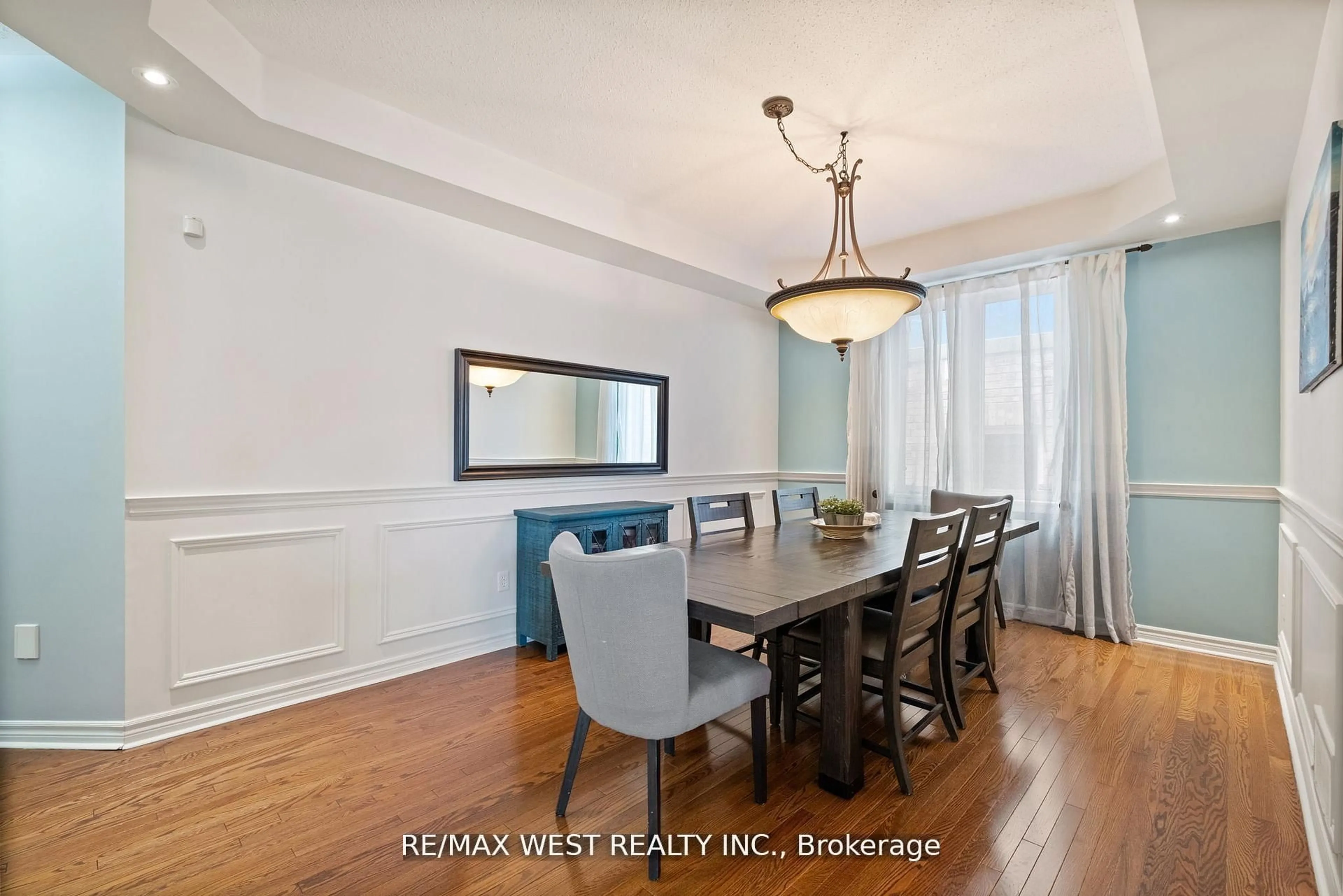 Dining room, wood/laminate floor for 31 Buxton Lane, Clarington Ontario L1C 0J9