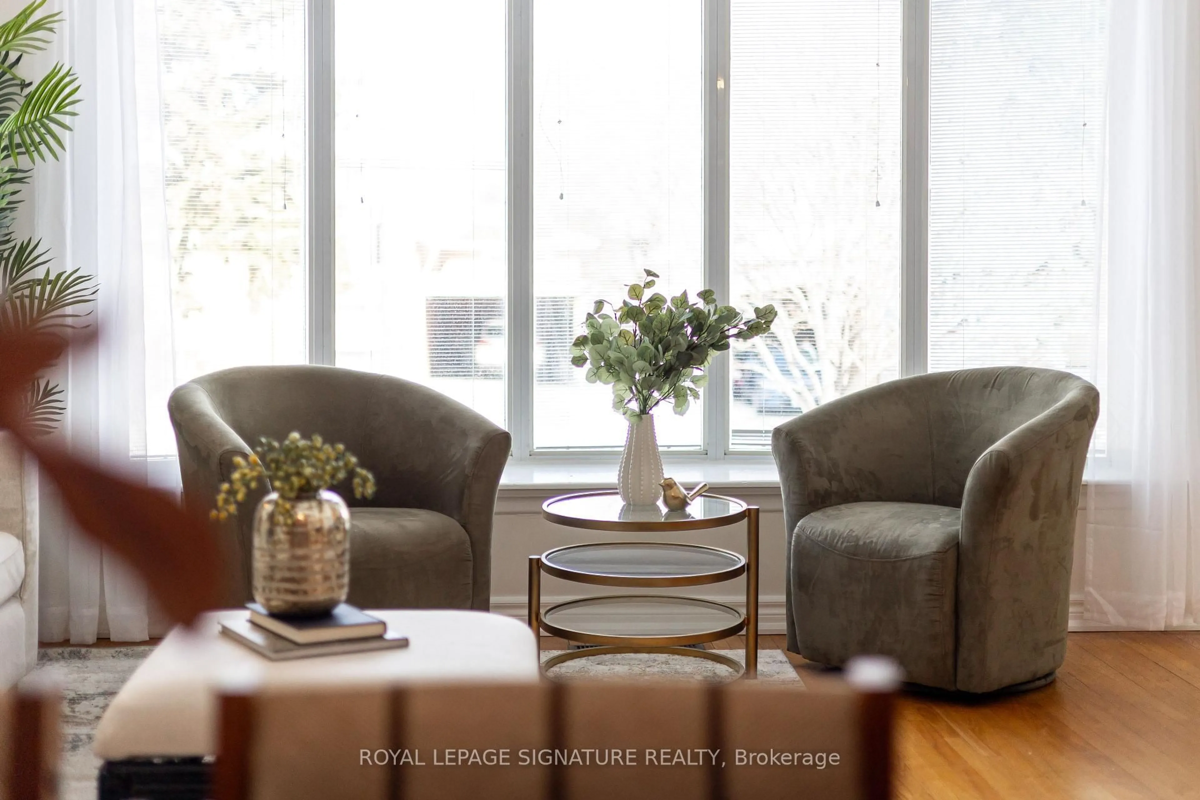 Living room with furniture, wood/laminate floor for 9 Shaddock Cres, Toronto Ontario M1J 1L3