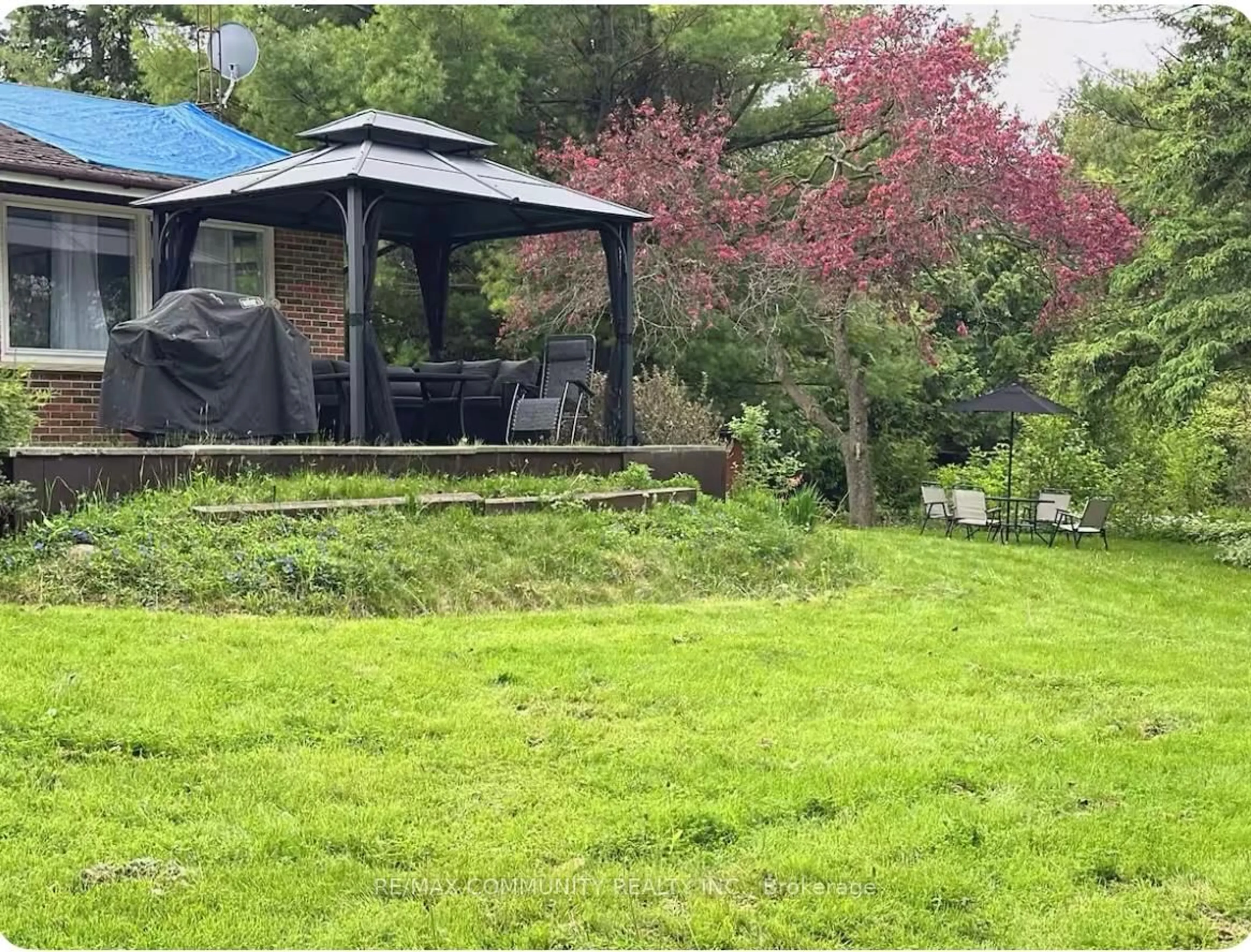 A pic from outside/outdoor area/front of a property/back of a property/a pic from drone, unknown for 992 Church St, Ajax Ontario L1T 4W3