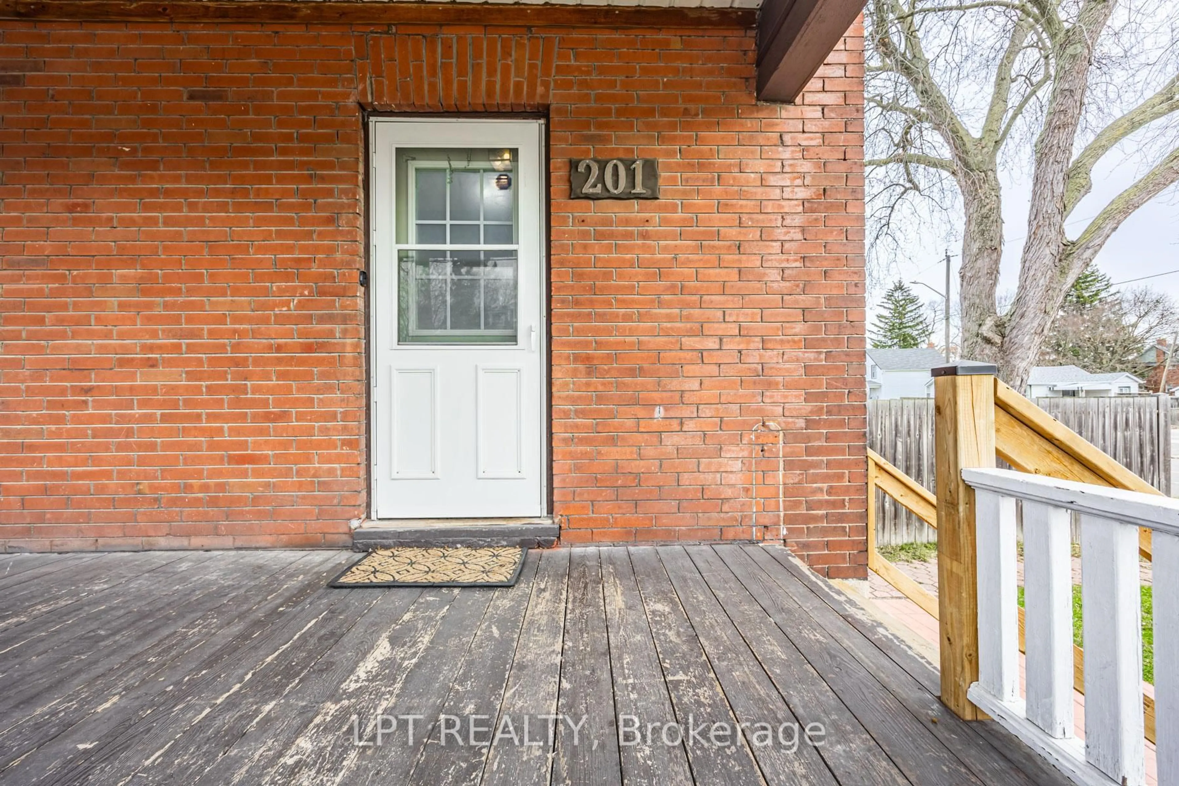 Indoor entryway for 201 Ritson Rd, Oshawa Ontario L1H 5H6