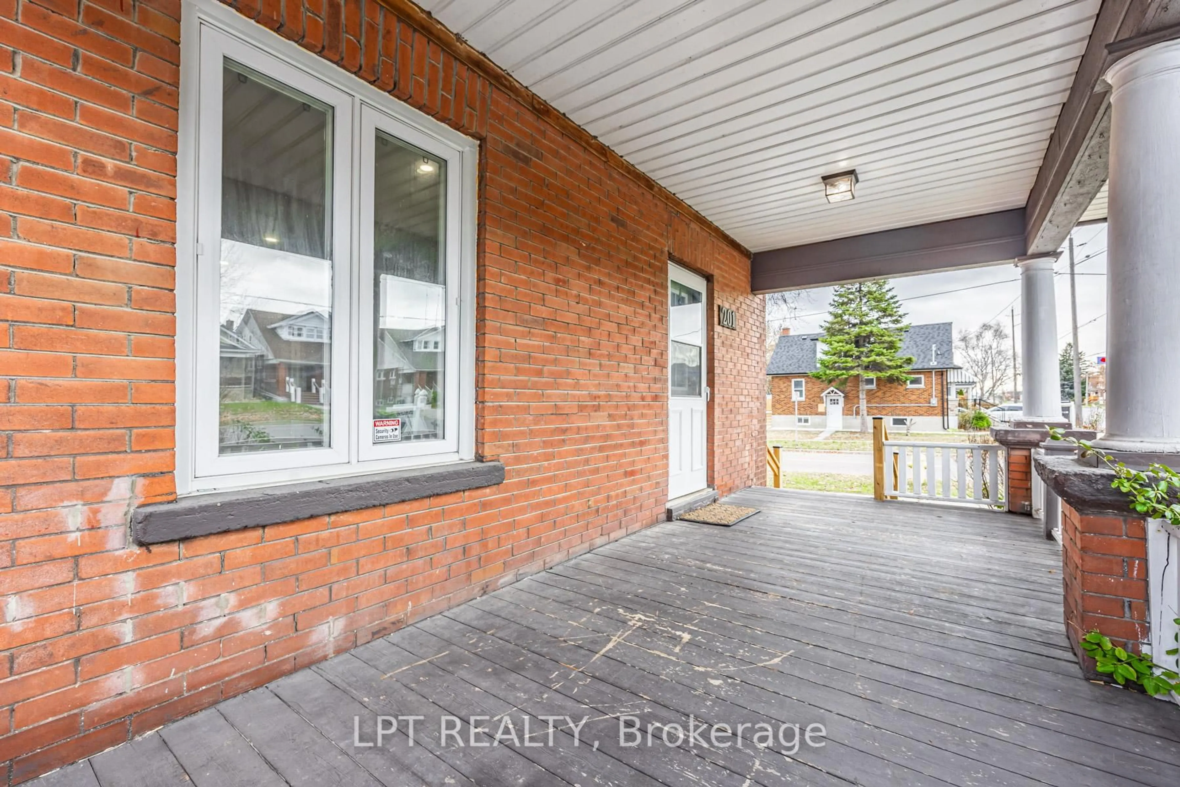 Indoor entryway for 201 Ritson Rd, Oshawa Ontario L1H 5H6