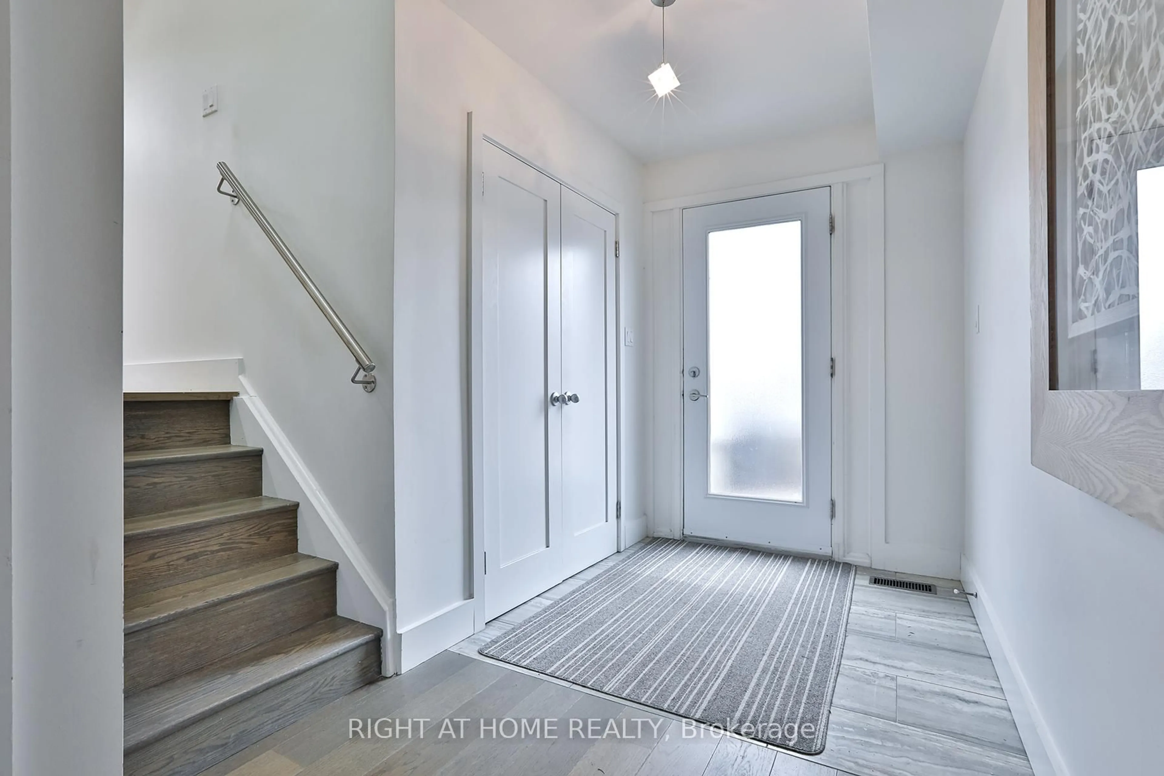 Indoor entryway for 34 Scarcliff Gdns, Toronto Ontario M1E 2A2