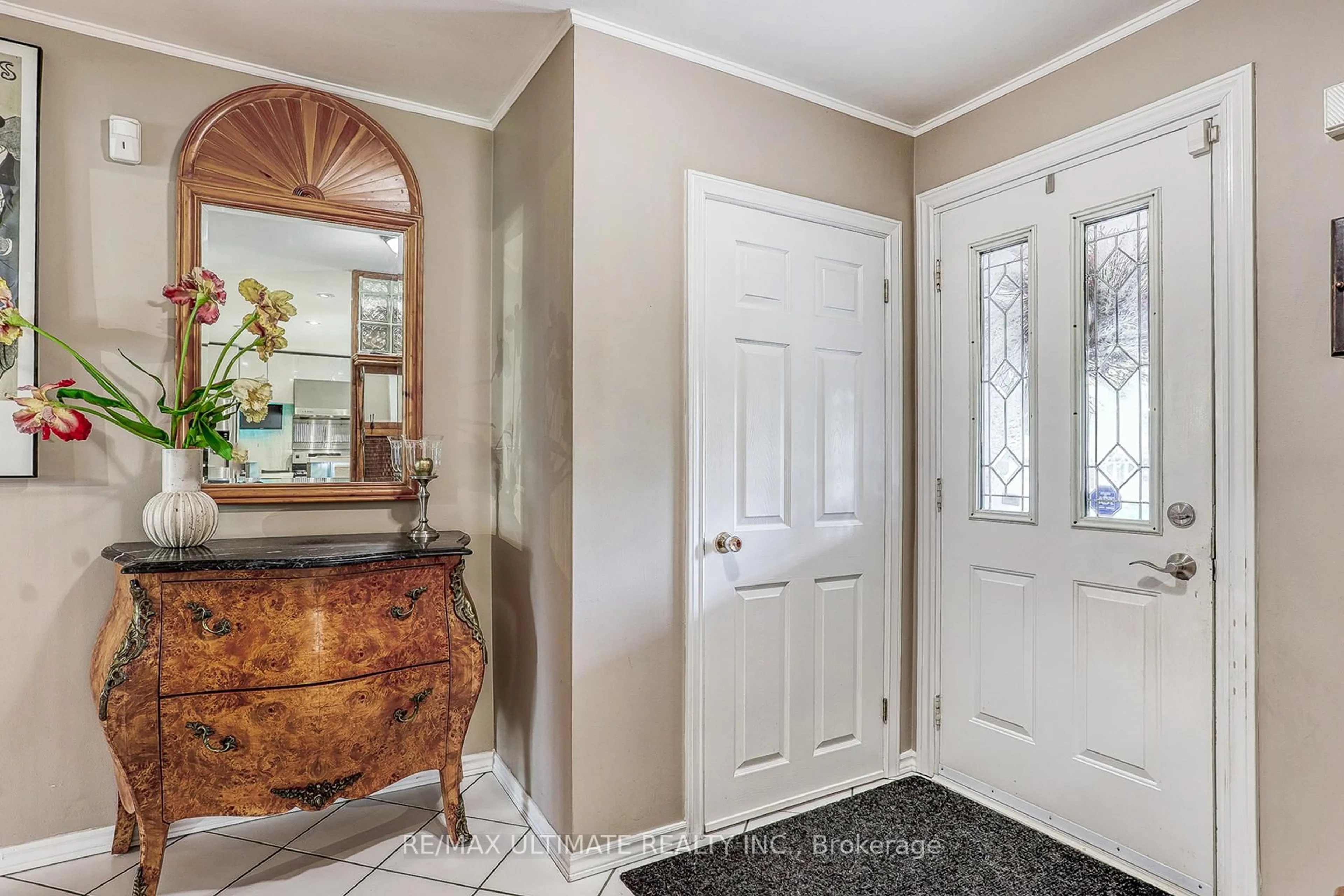 Indoor entryway for 103 Weir Cres, Toronto Ontario M1E 3B2