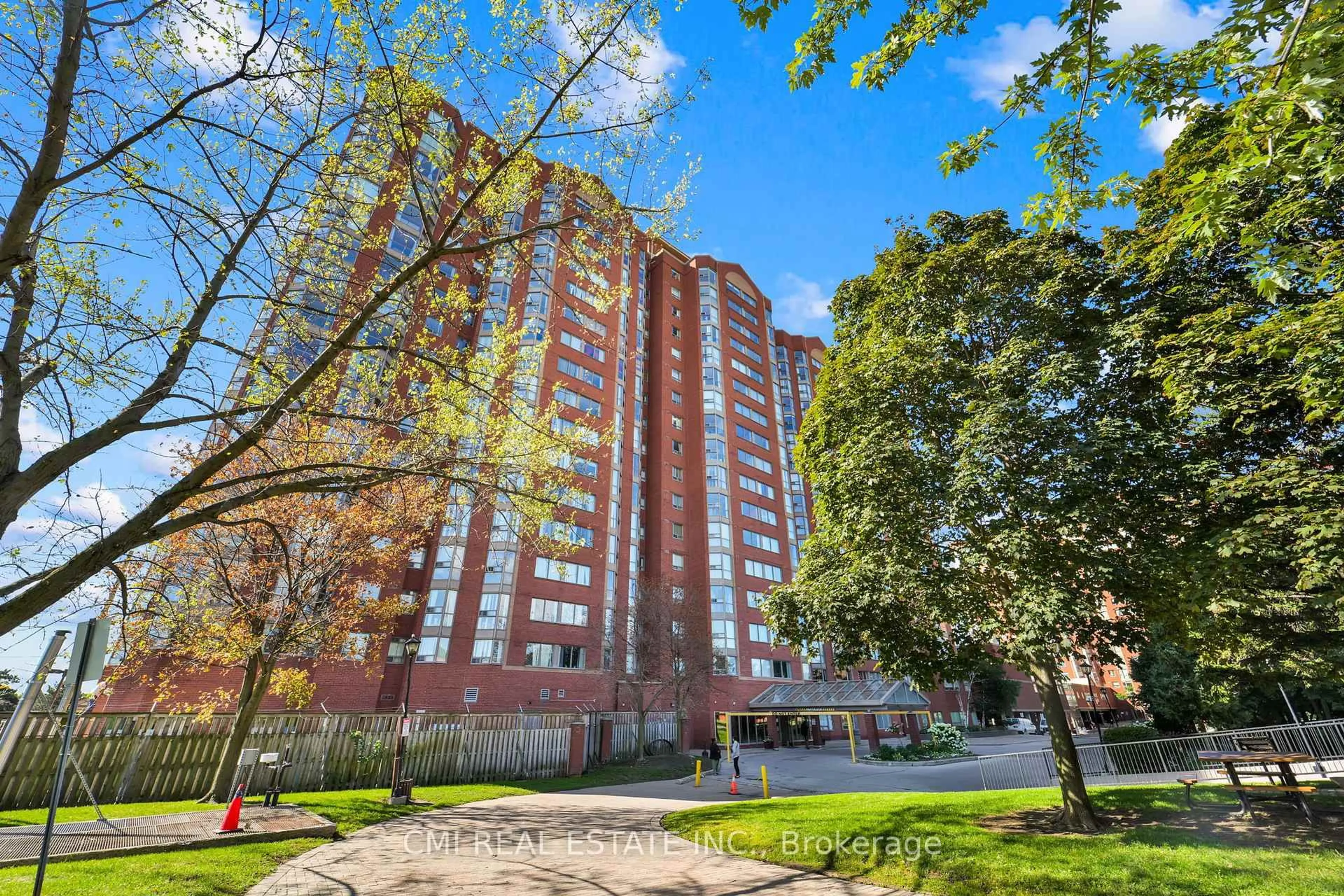 Patio, building for 2466 Eglinton Ave #1510, Toronto Ontario M1K 5J8