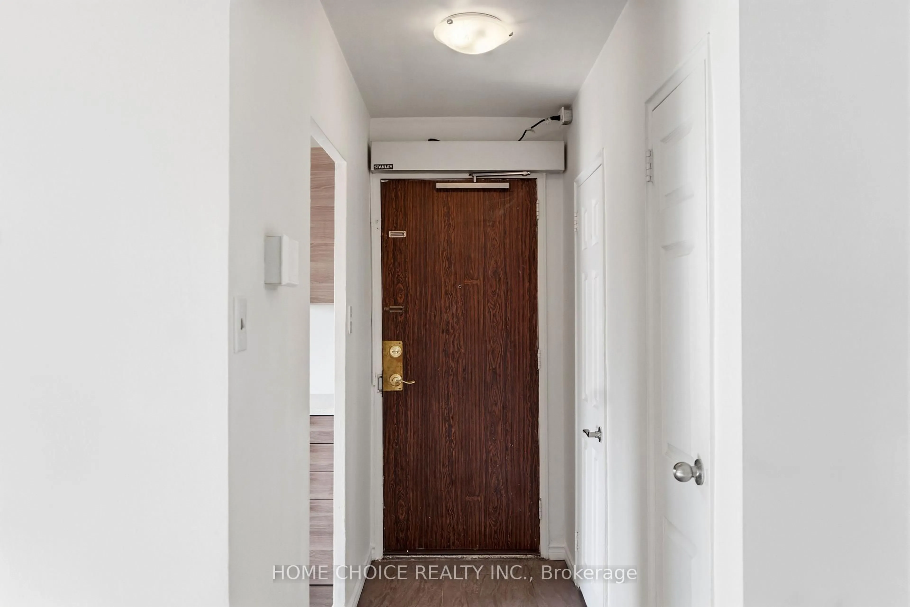 Indoor entryway for 921 Midland Ave #302, Toronto Ontario M1K 4G2