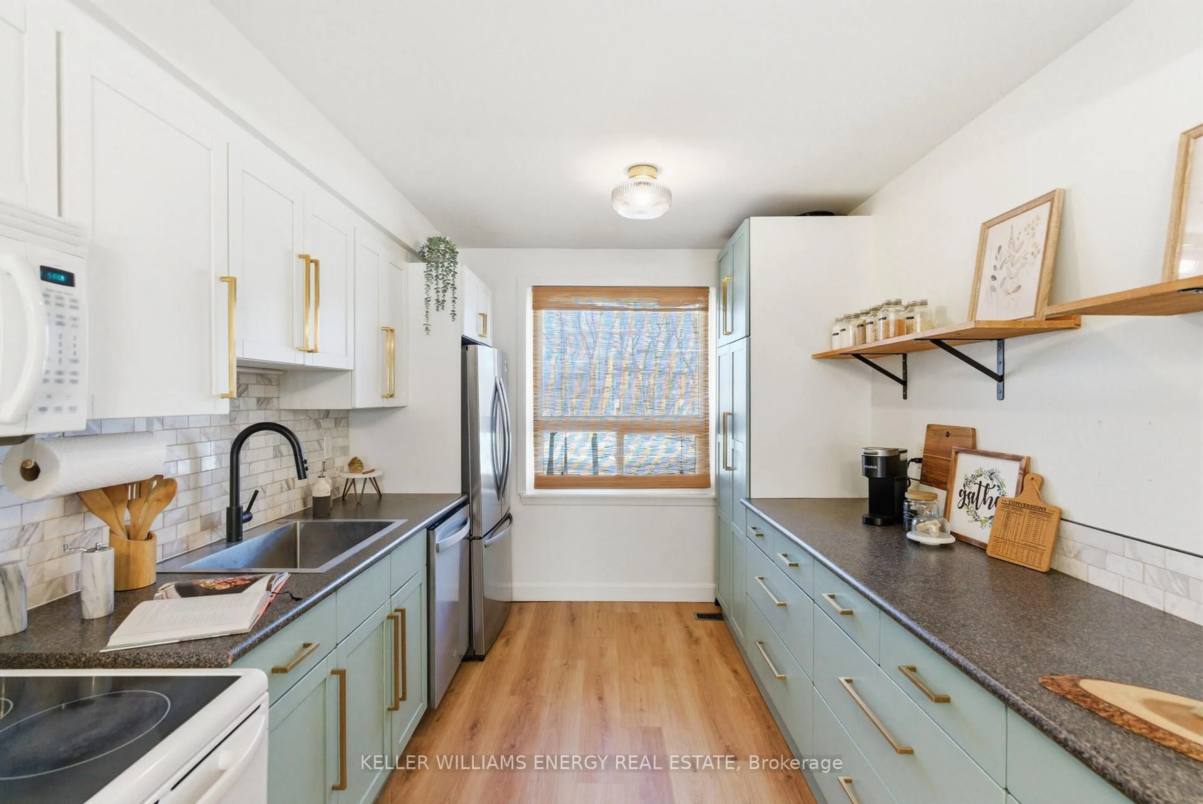 Standard kitchen, unknown for 520 Minto Crt, Oshawa Ontario L1G 5K2