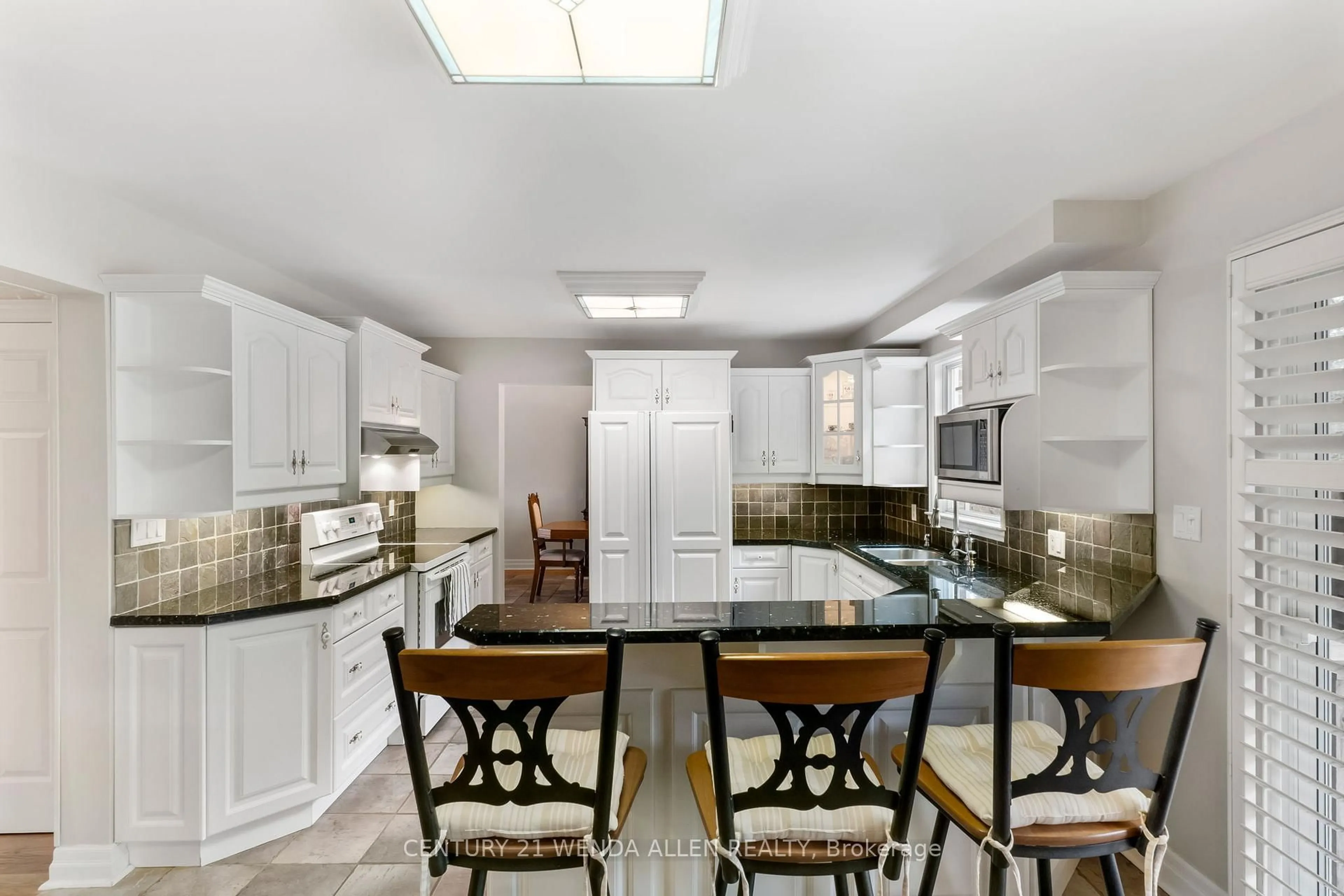 Open concept kitchen, ceramic/tile floor for 26 Riverview Dr, Scugog Ontario L9L 1N8