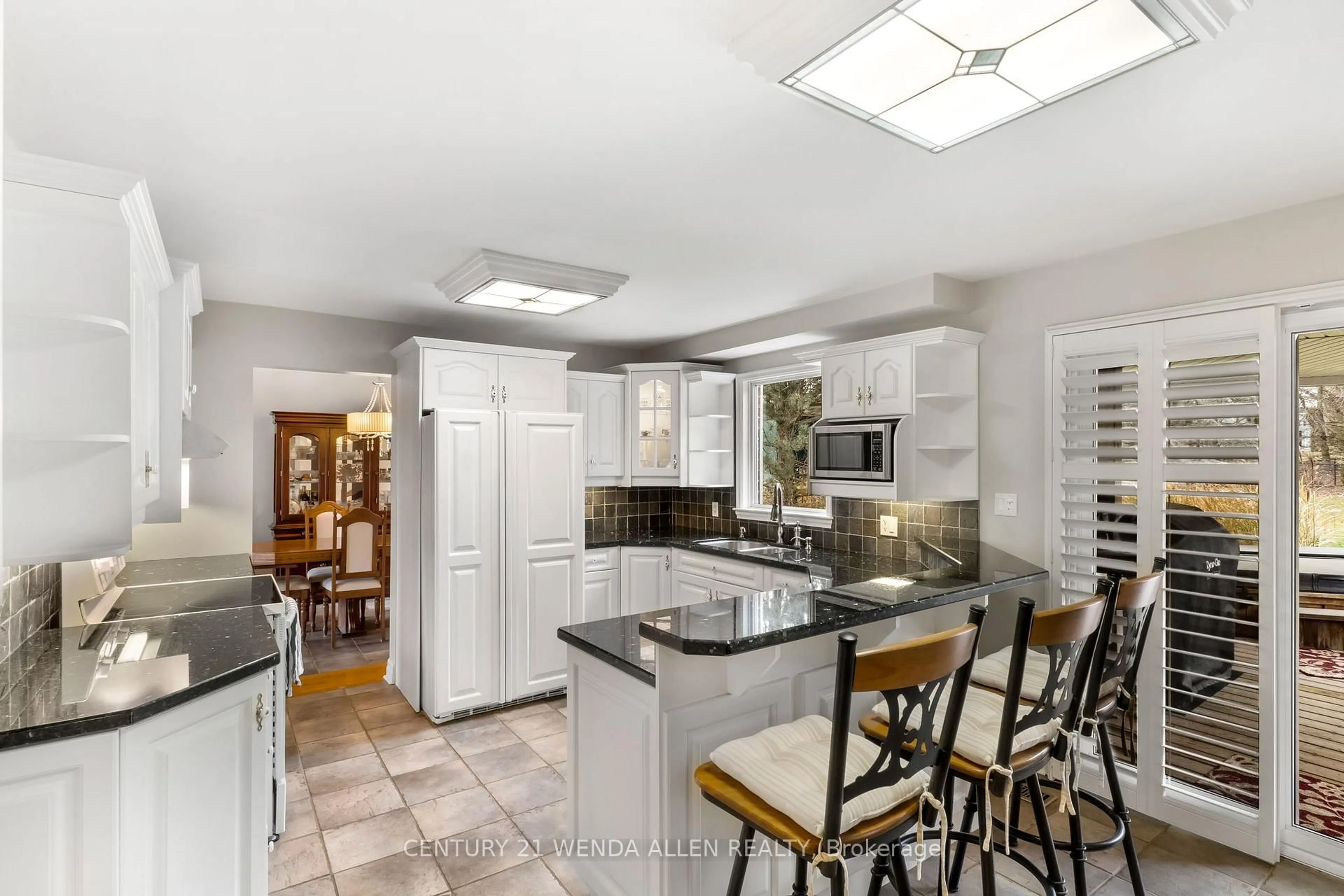 Open concept kitchen, ceramic/tile floor for 26 Riverview Dr, Scugog Ontario L9L 1N8