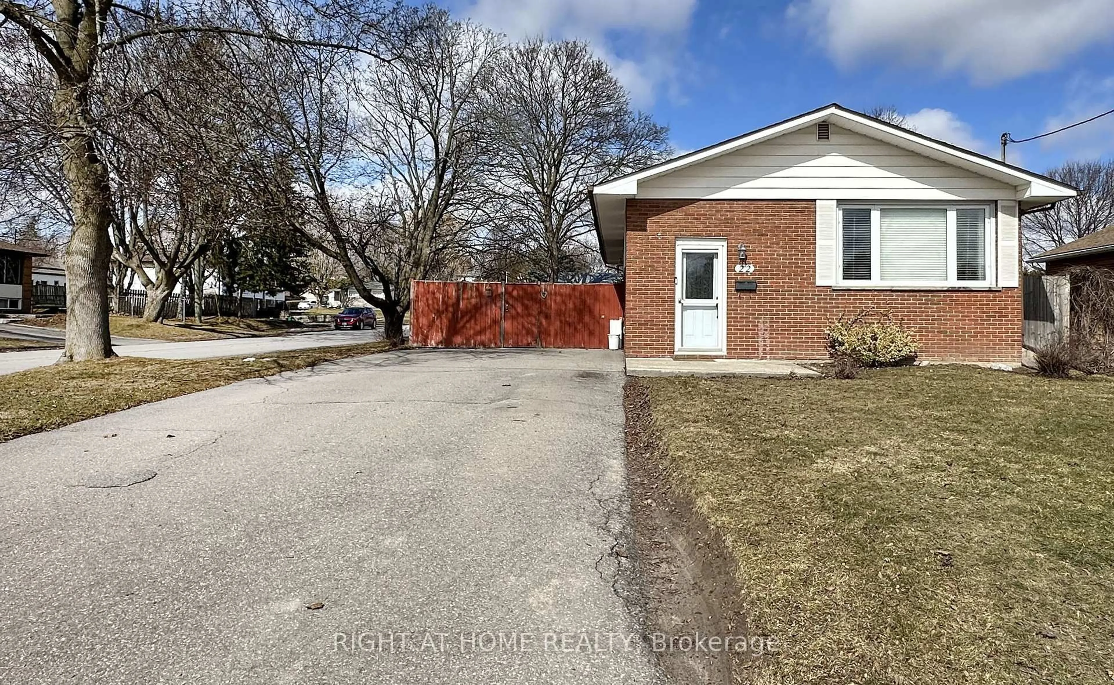 A pic from outside/outdoor area/front of a property/back of a property/a pic from drone, street for 22 Sunset Rd, Clarington Ontario L1C 2E6
