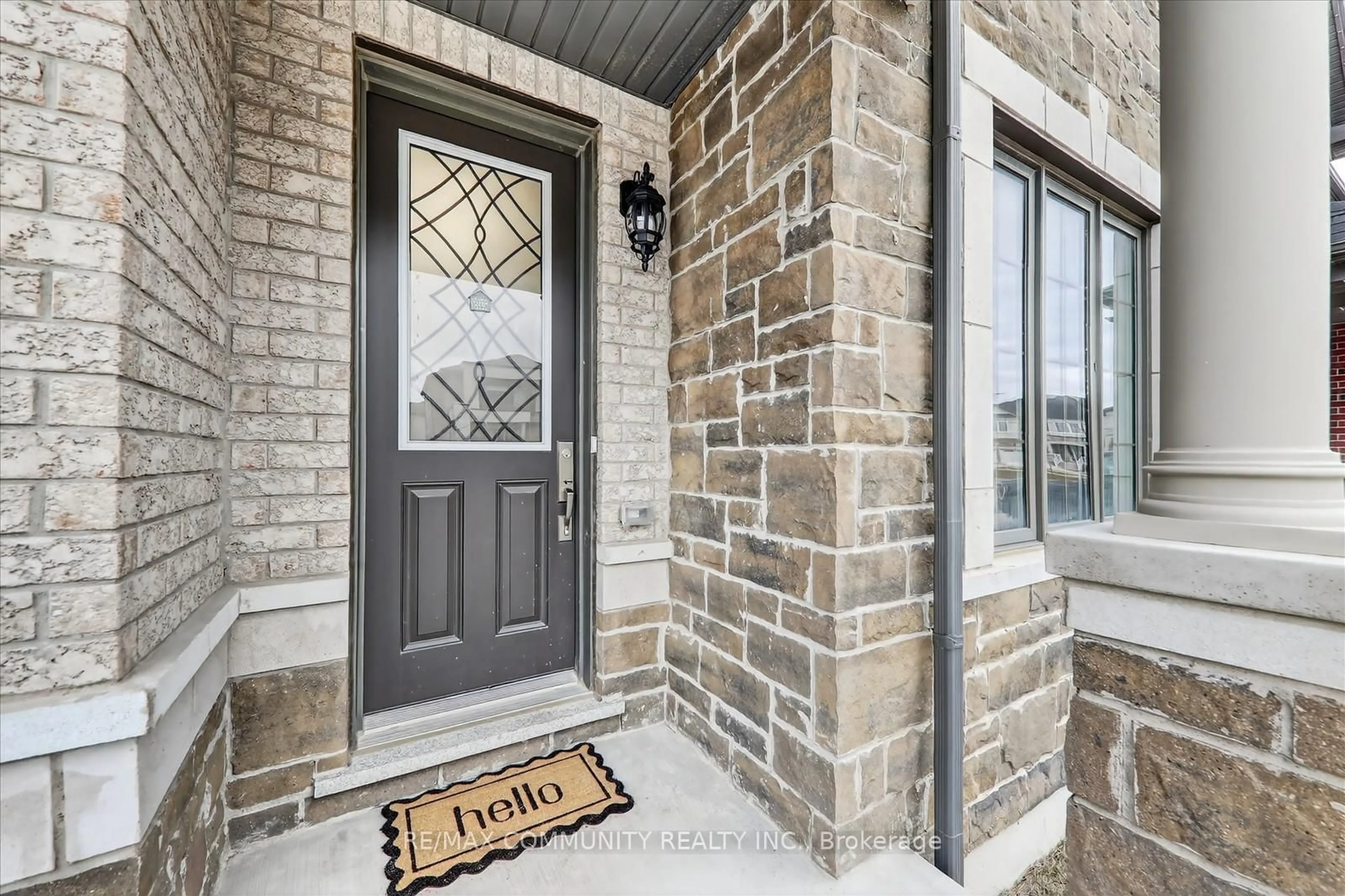 Indoor entryway for 46 Wamsley Cres, Clarington Ontario L1B 0W1