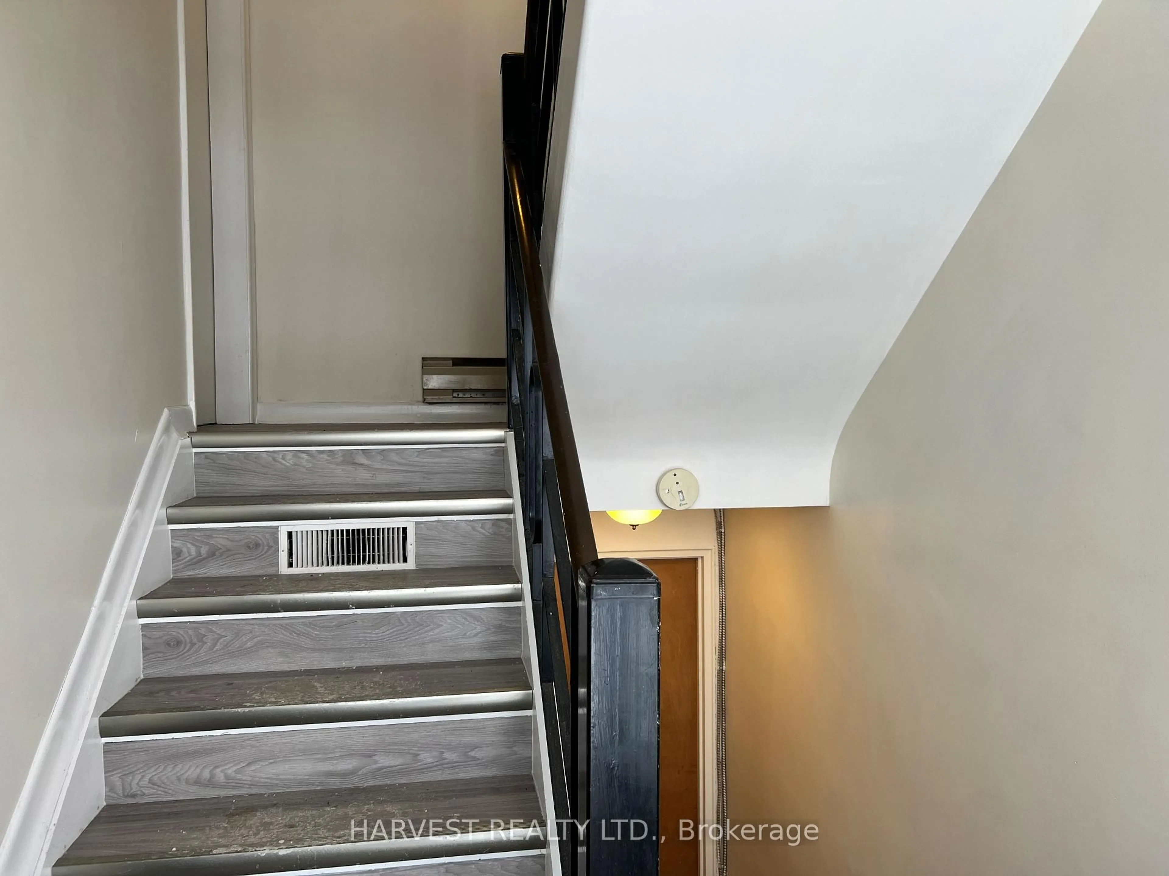 Stairs for 337 Frontenac Ave, Oshawa Ontario L1J 2A7