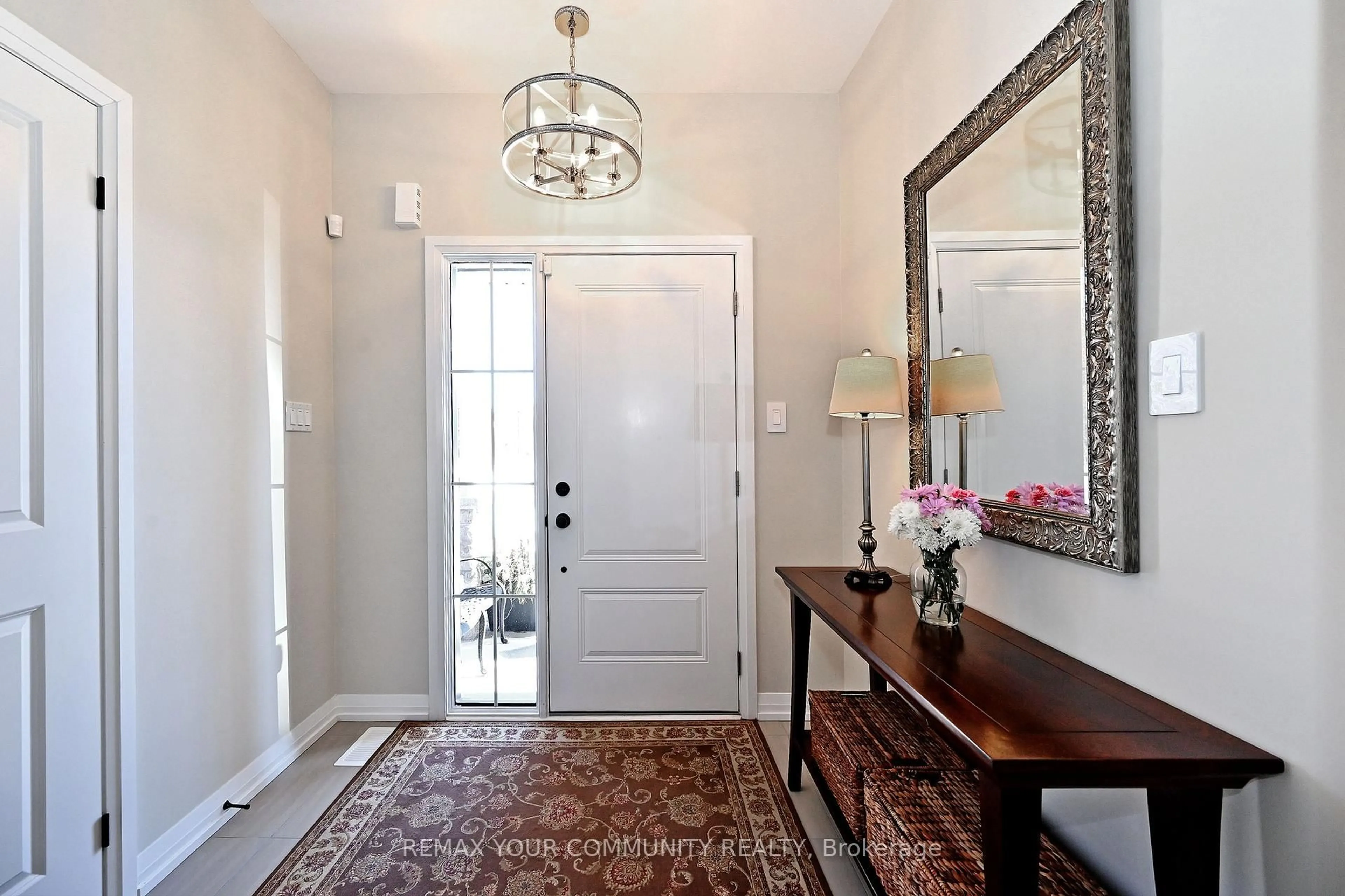 Indoor entryway for 10 Holtby Crt, Scugog Ontario L9L 0B4