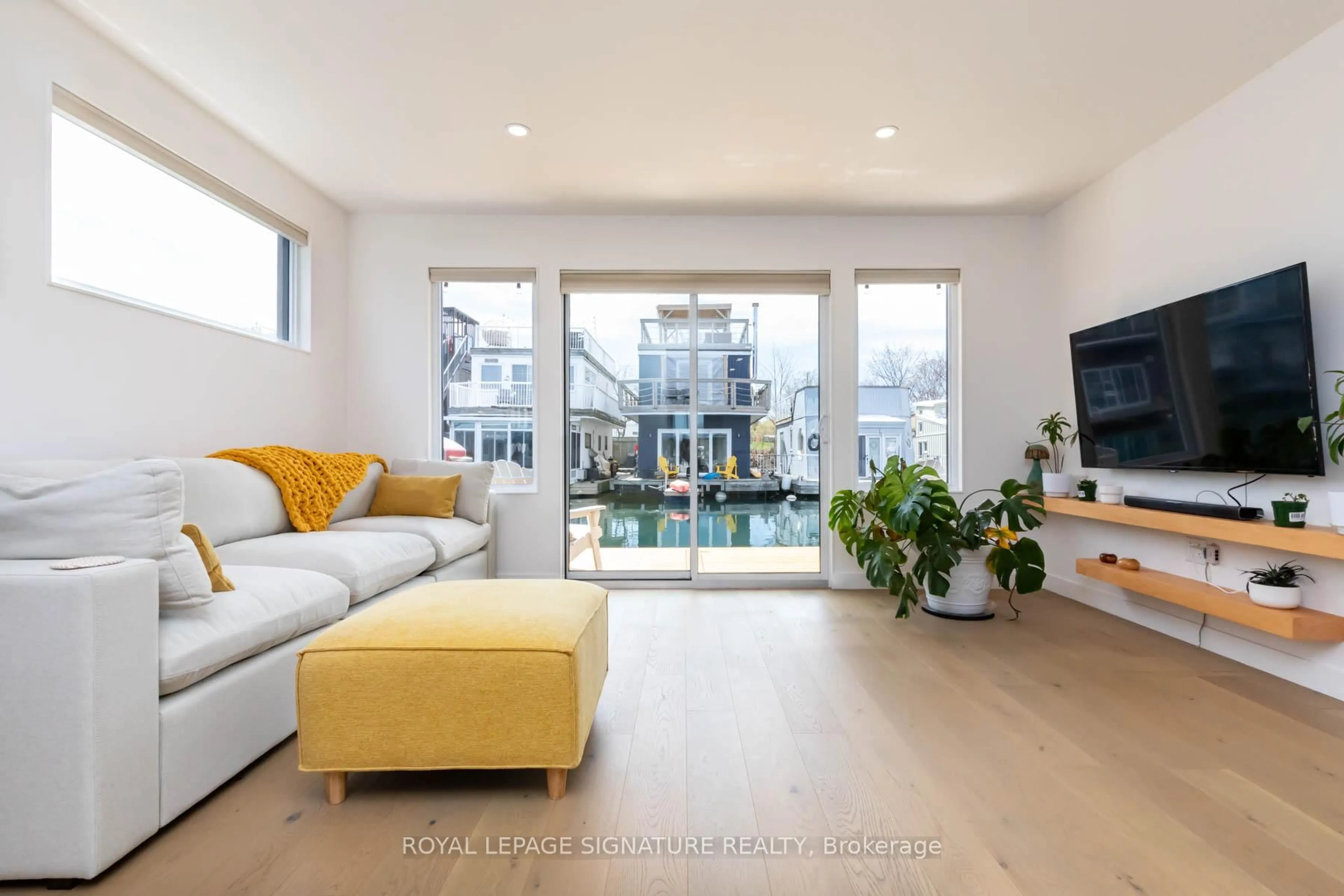 Living room with furniture, unknown for 7 Brimley Rd #E65, Toronto Ontario M1M 3W3