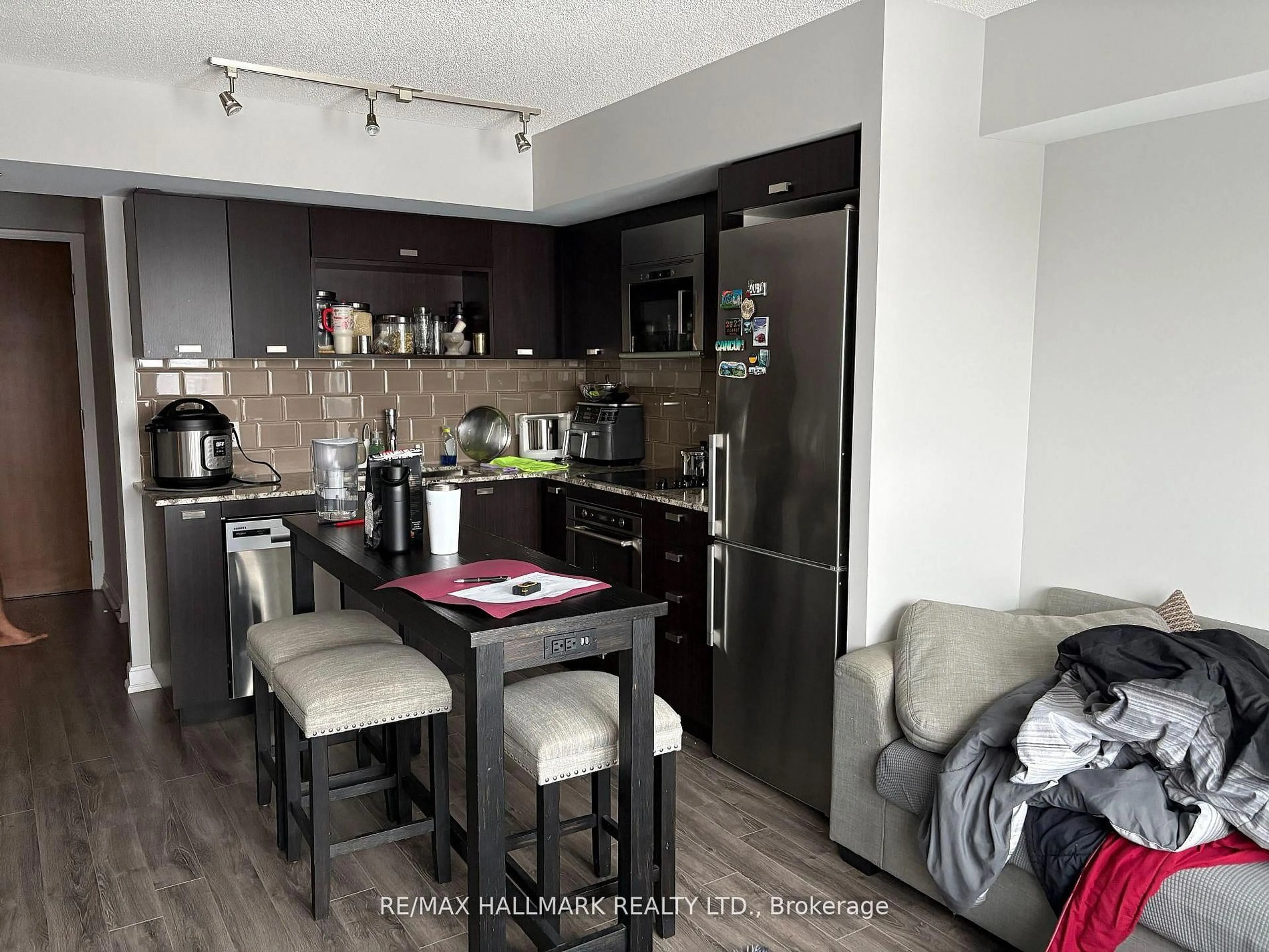 Open concept kitchen, wood/laminate floor for 275 Village Green Sq #420, Toronto Ontario M1S 0L8