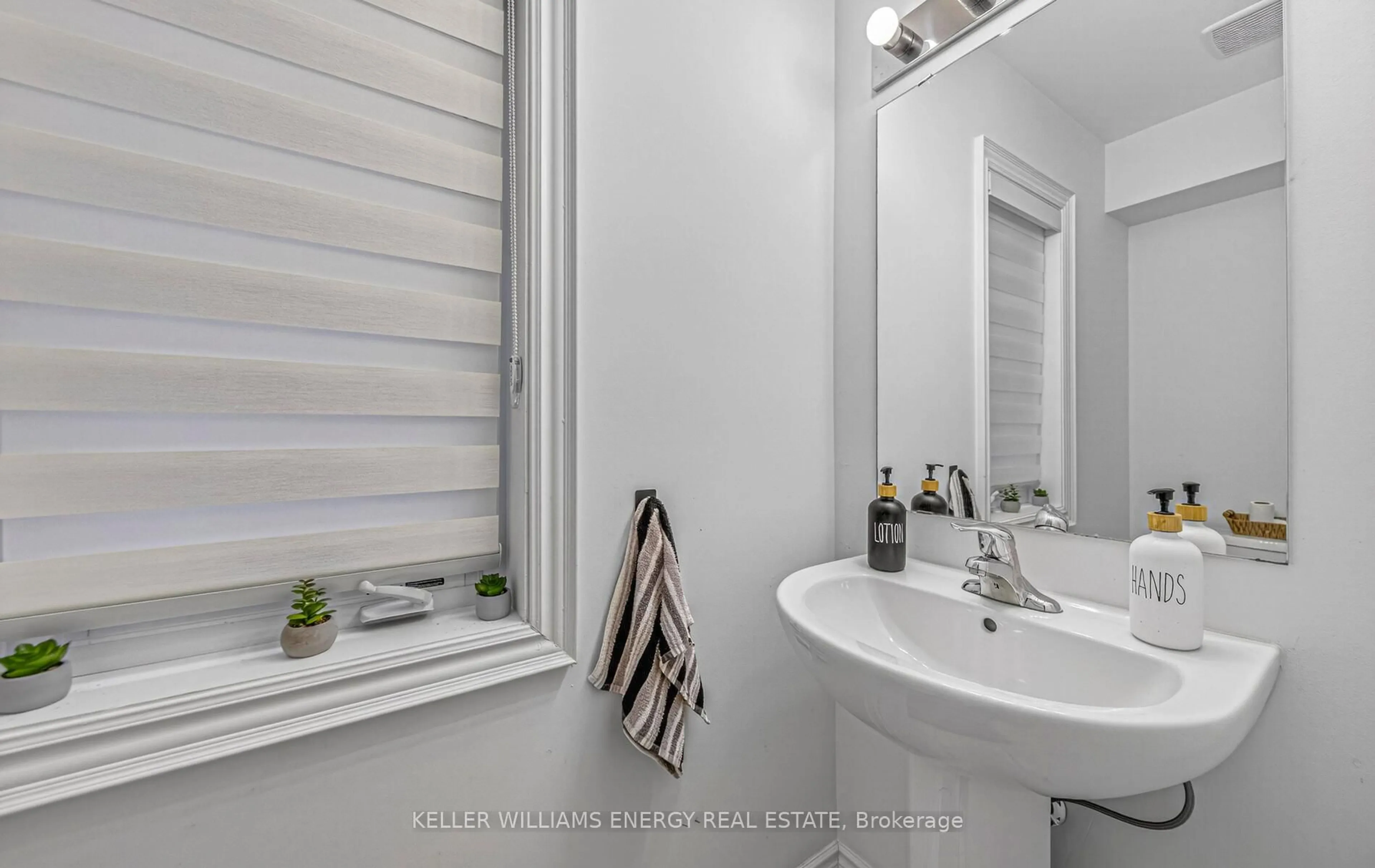 Standard bathroom, ceramic/tile floor for 23 Holman Crt, Whitby Ontario L1P 1W9