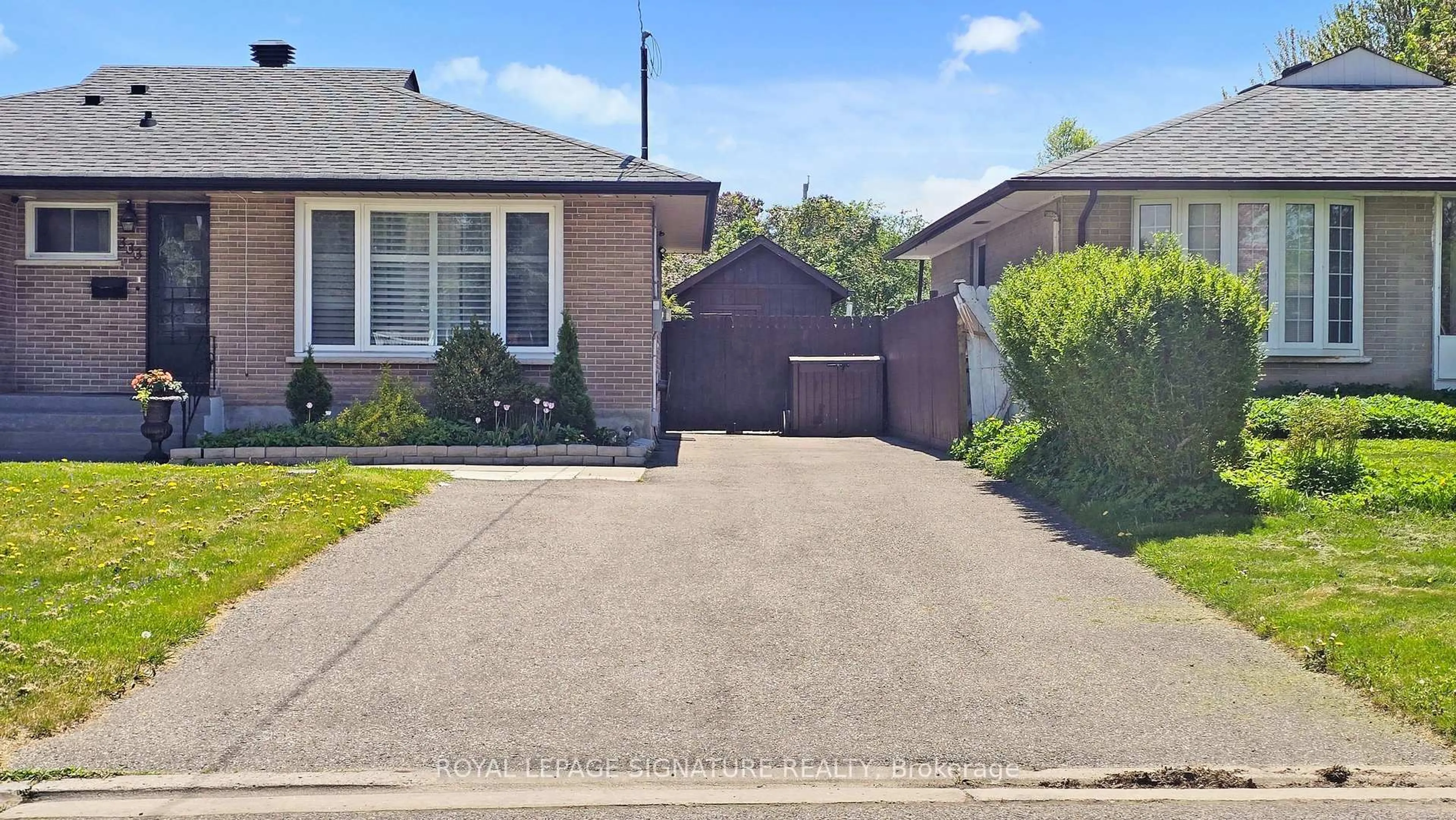 A pic from outside/outdoor area/front of a property/back of a property/a pic from drone, street for 333 Ridgeway Ave, Oshawa Ontario L1J 2T9