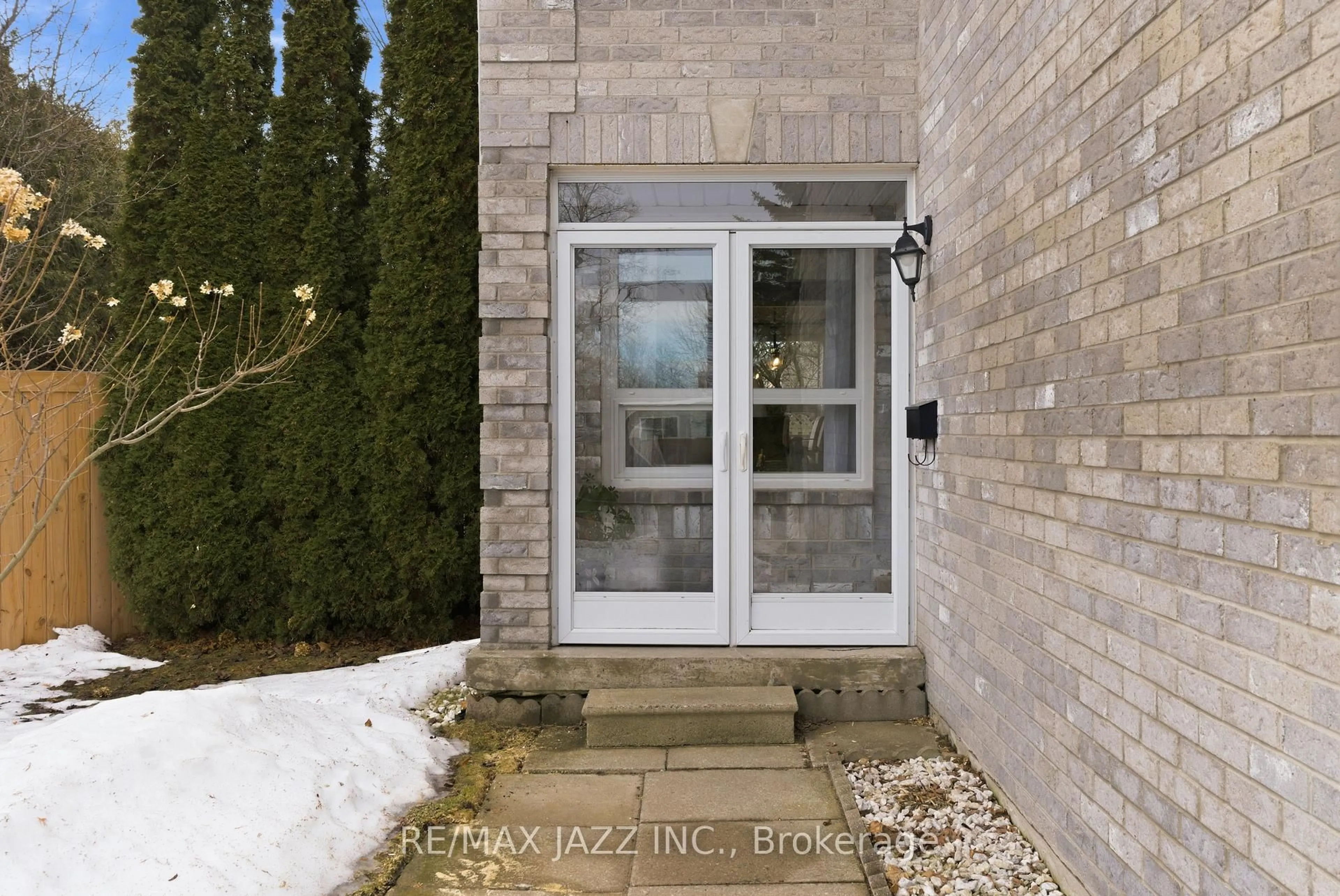 Indoor entryway for 222 Sandringham Dr, Clarington Ontario L1E 2A2