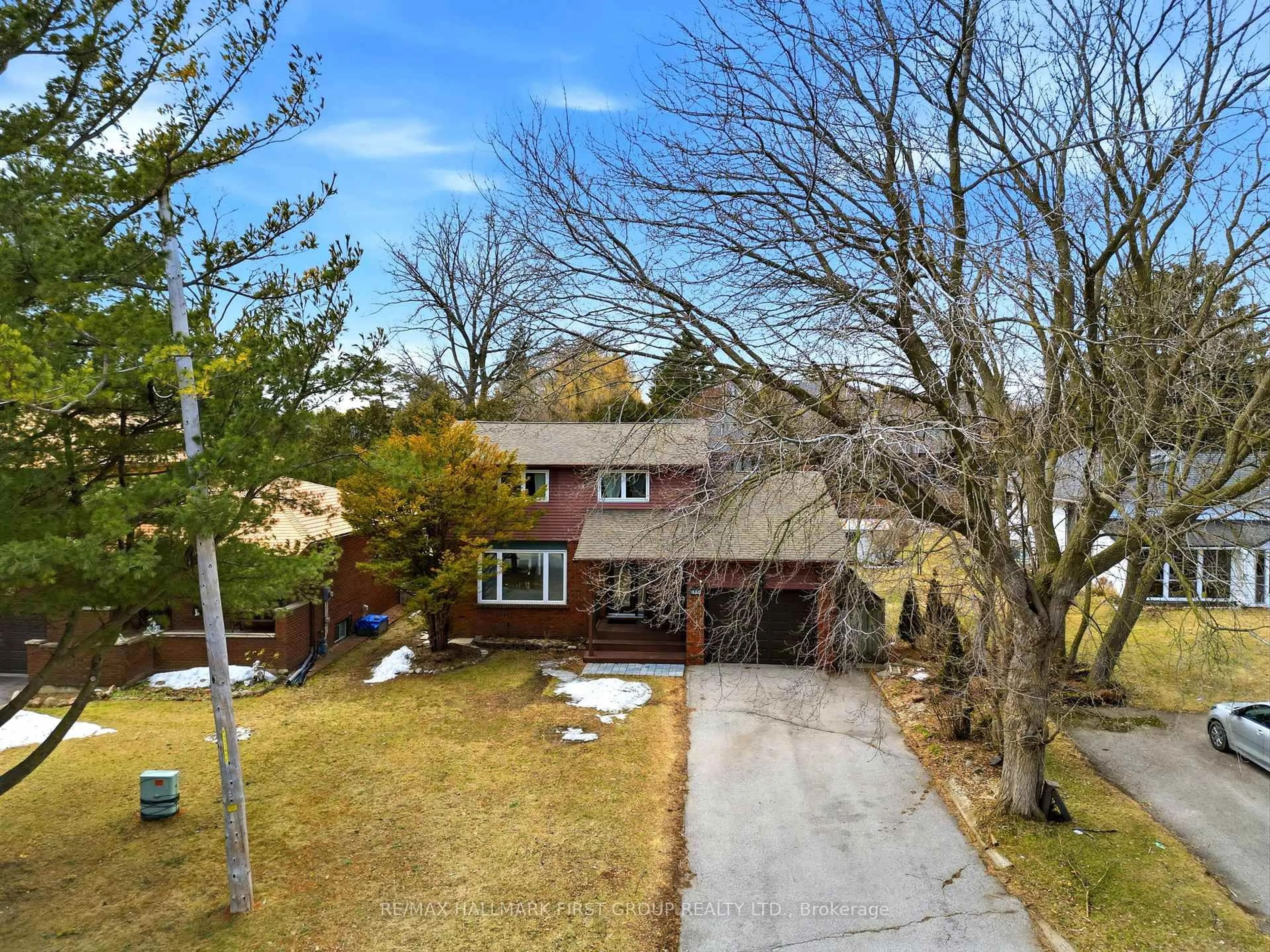 A pic from outside/outdoor area/front of a property/back of a property/a pic from drone, street for 1994 FAIRPORT Rd, Pickering Ontario L1V 1T6
