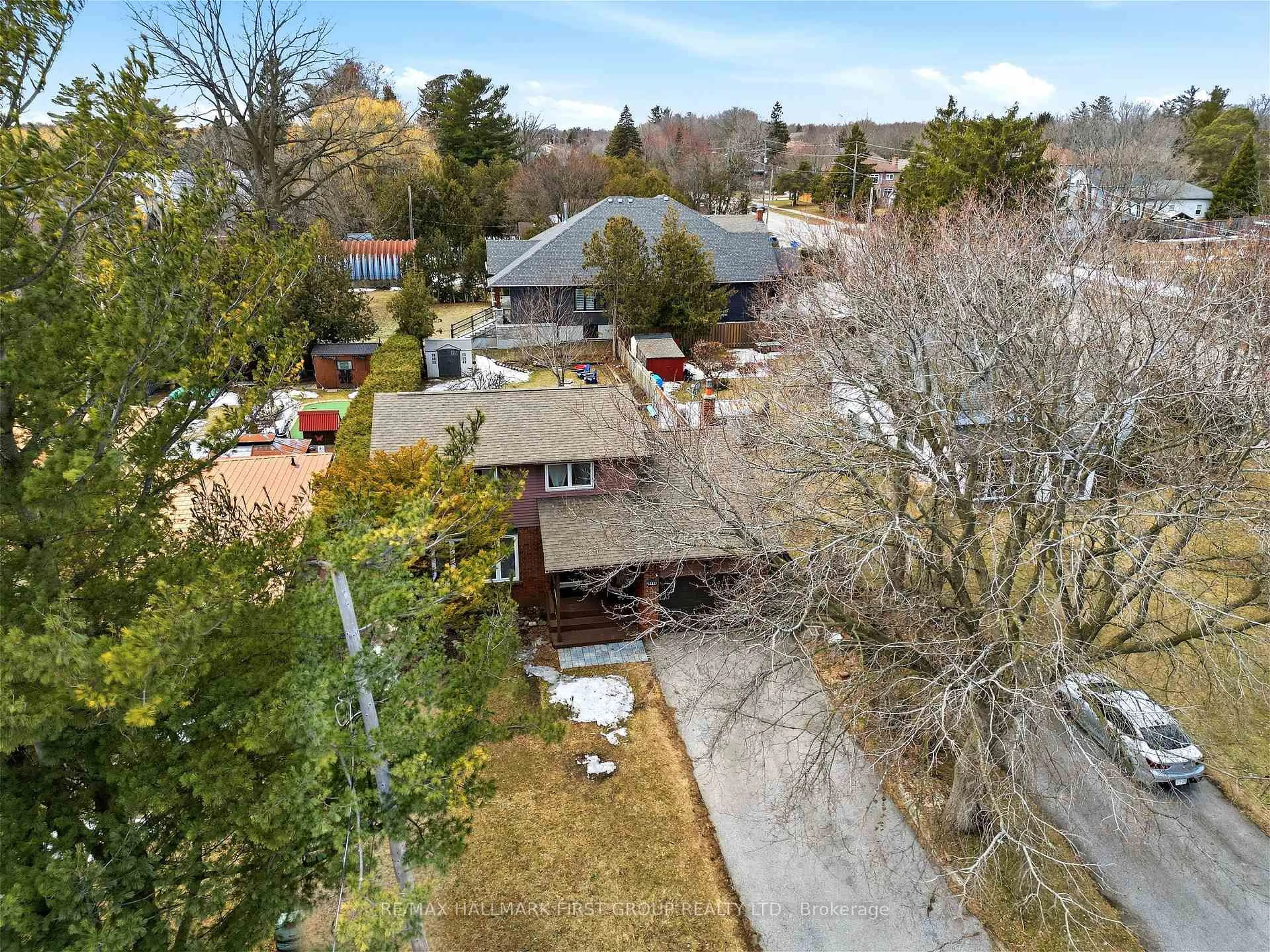 A pic from outside/outdoor area/front of a property/back of a property/a pic from drone, street for 1994 FAIRPORT Rd, Pickering Ontario L1V 1T6