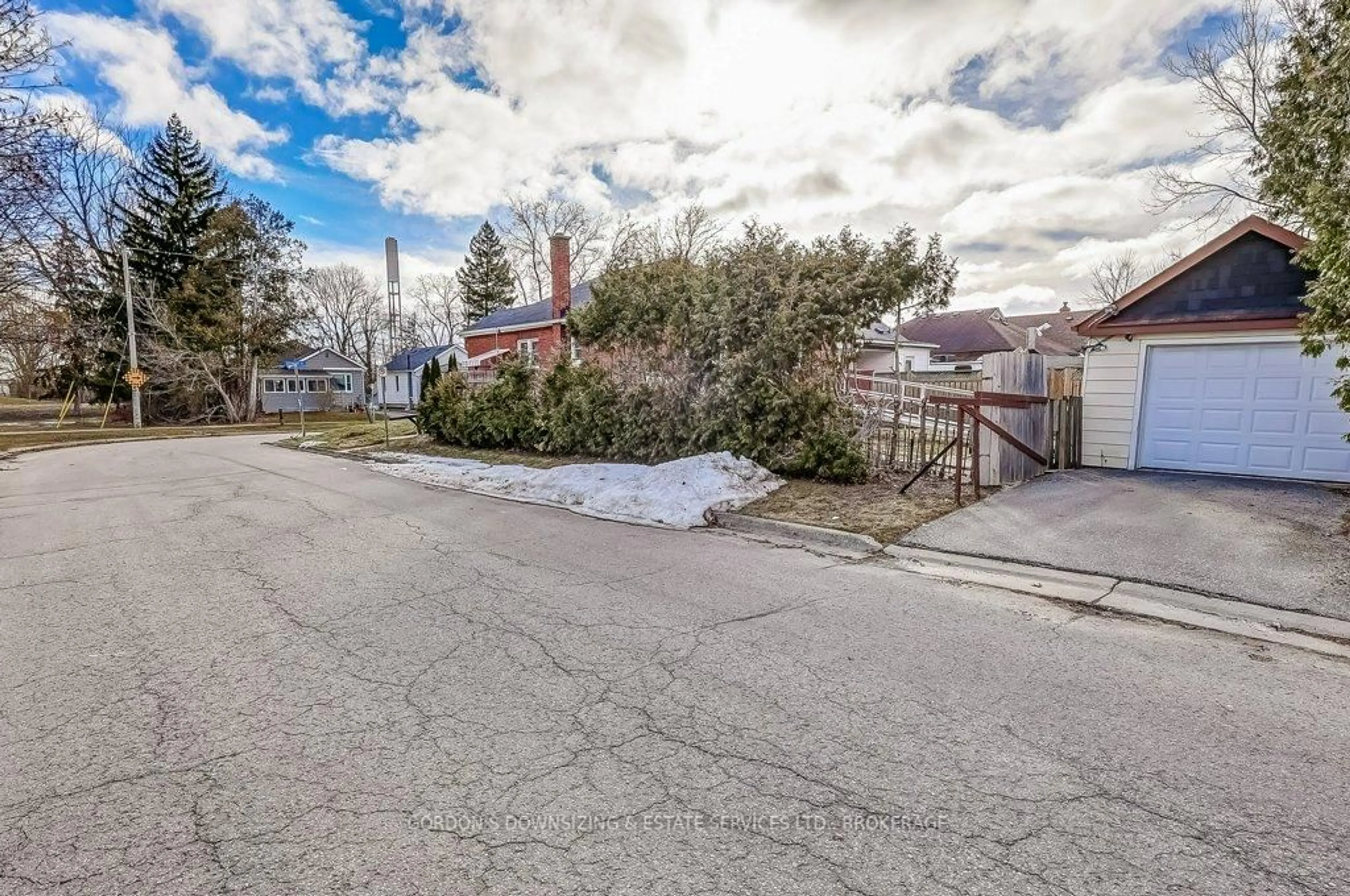 A pic from outside/outdoor area/front of a property/back of a property/a pic from drone, street for 402 Division St, Oshawa Ontario L1G 5M9