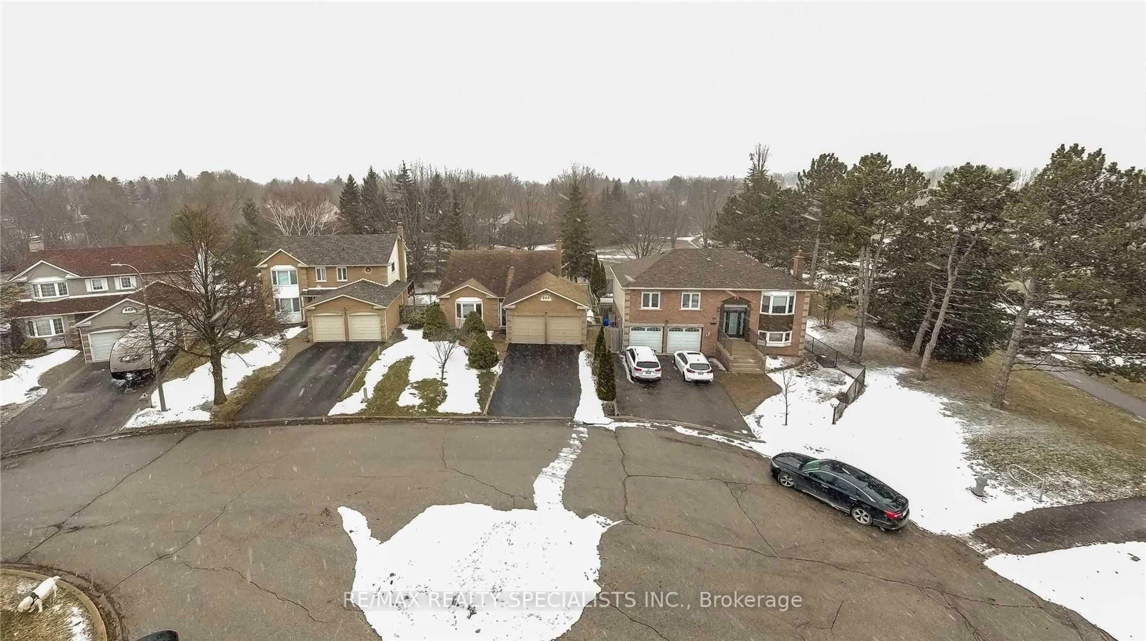 A pic from outside/outdoor area/front of a property/back of a property/a pic from drone, street for 885 Walton Crt, Whitby Ontario L1N 7R5