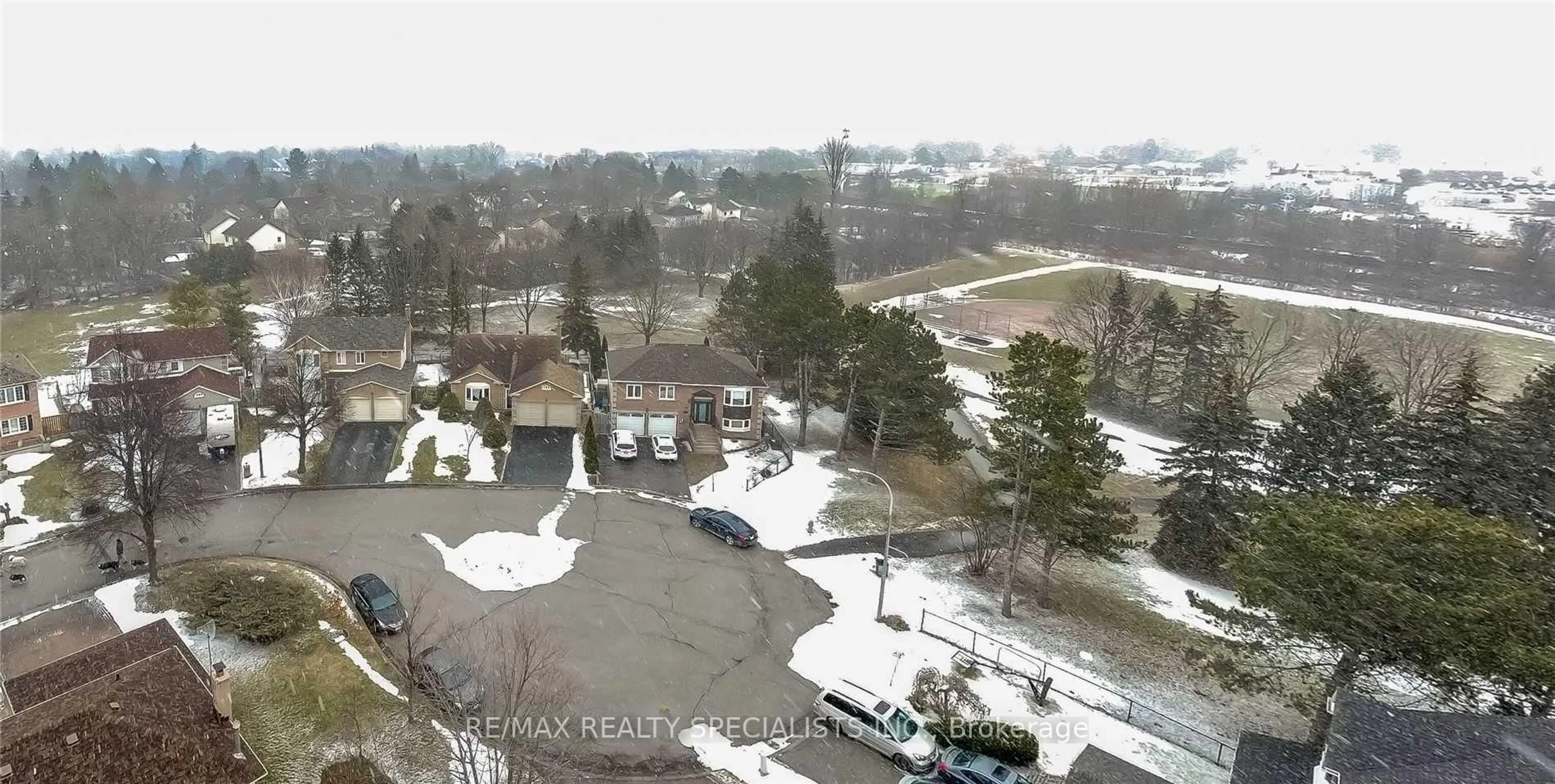 A pic from outside/outdoor area/front of a property/back of a property/a pic from drone, mountain view for 885 Walton Crt, Whitby Ontario L1N 7R5