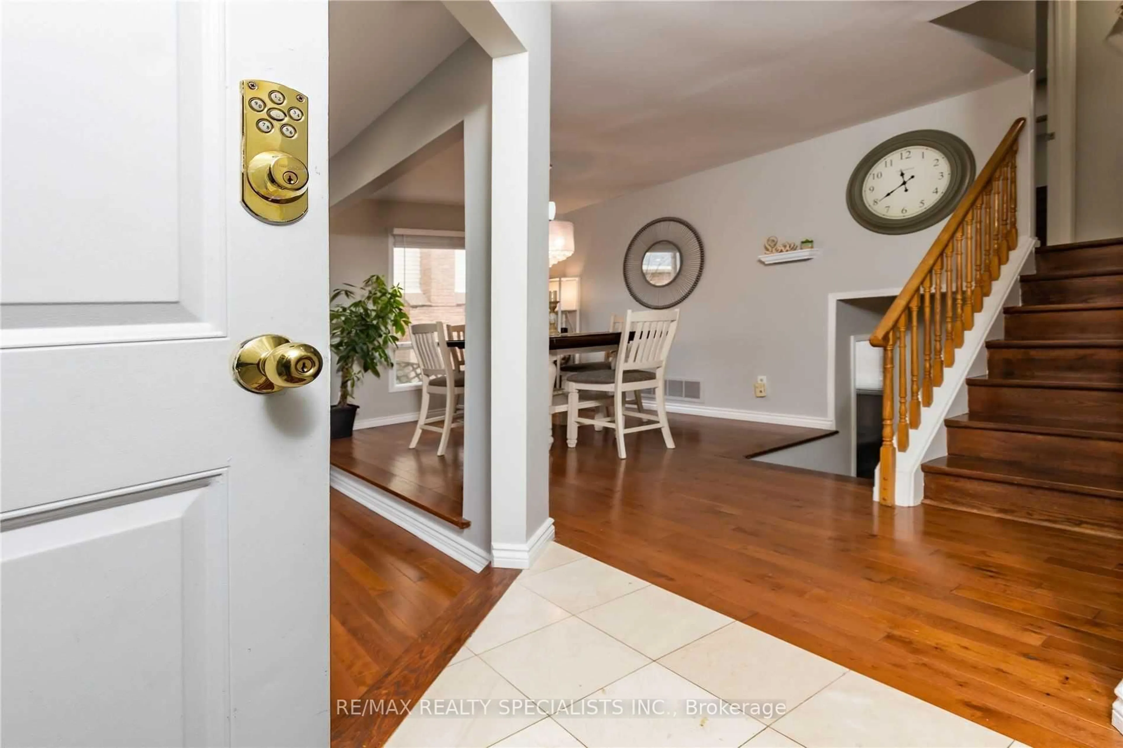 Indoor entryway for 885 Walton Crt, Whitby Ontario L1N 7R5